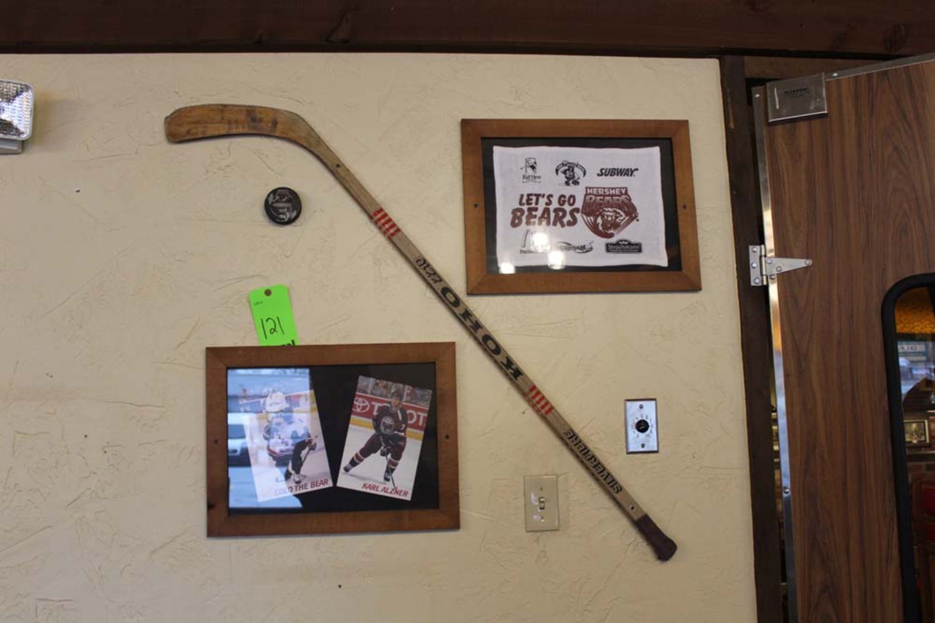 Memorabilia: 1937 Pennant, Hershey Bears Photo, Let's Go Bears Towel, 2008-2009 Team Photo, 2009- - Bild 10 aus 11