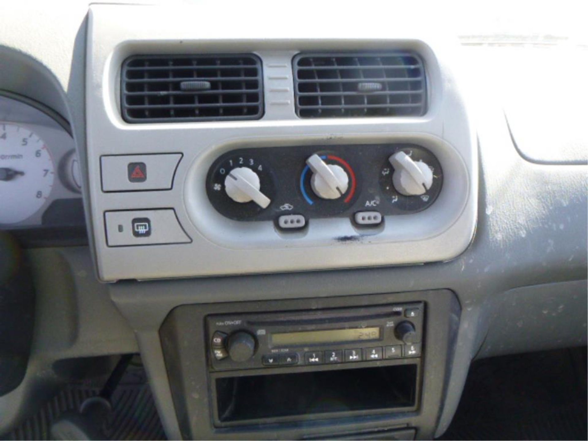 2001 Nissan Frontier - Image 13 of 13