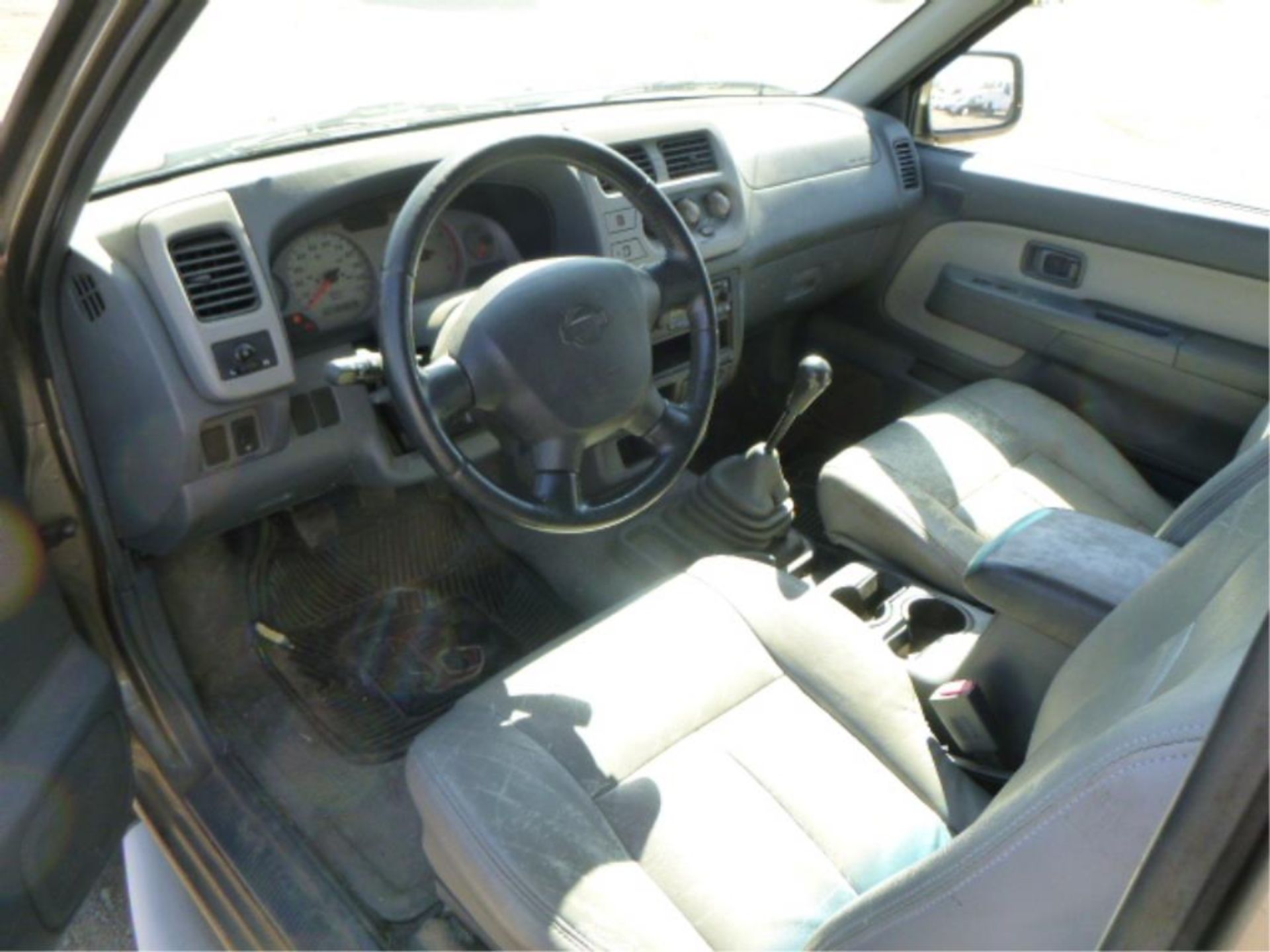 2001 Nissan Frontier - Image 10 of 13