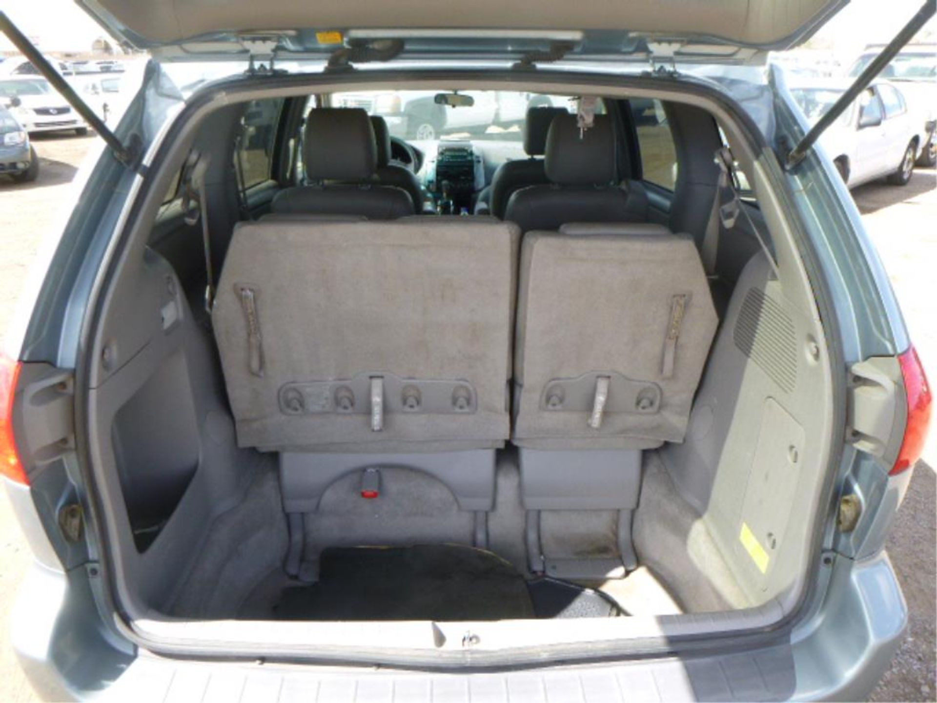 2009 Toyota Sienna - Image 7 of 15