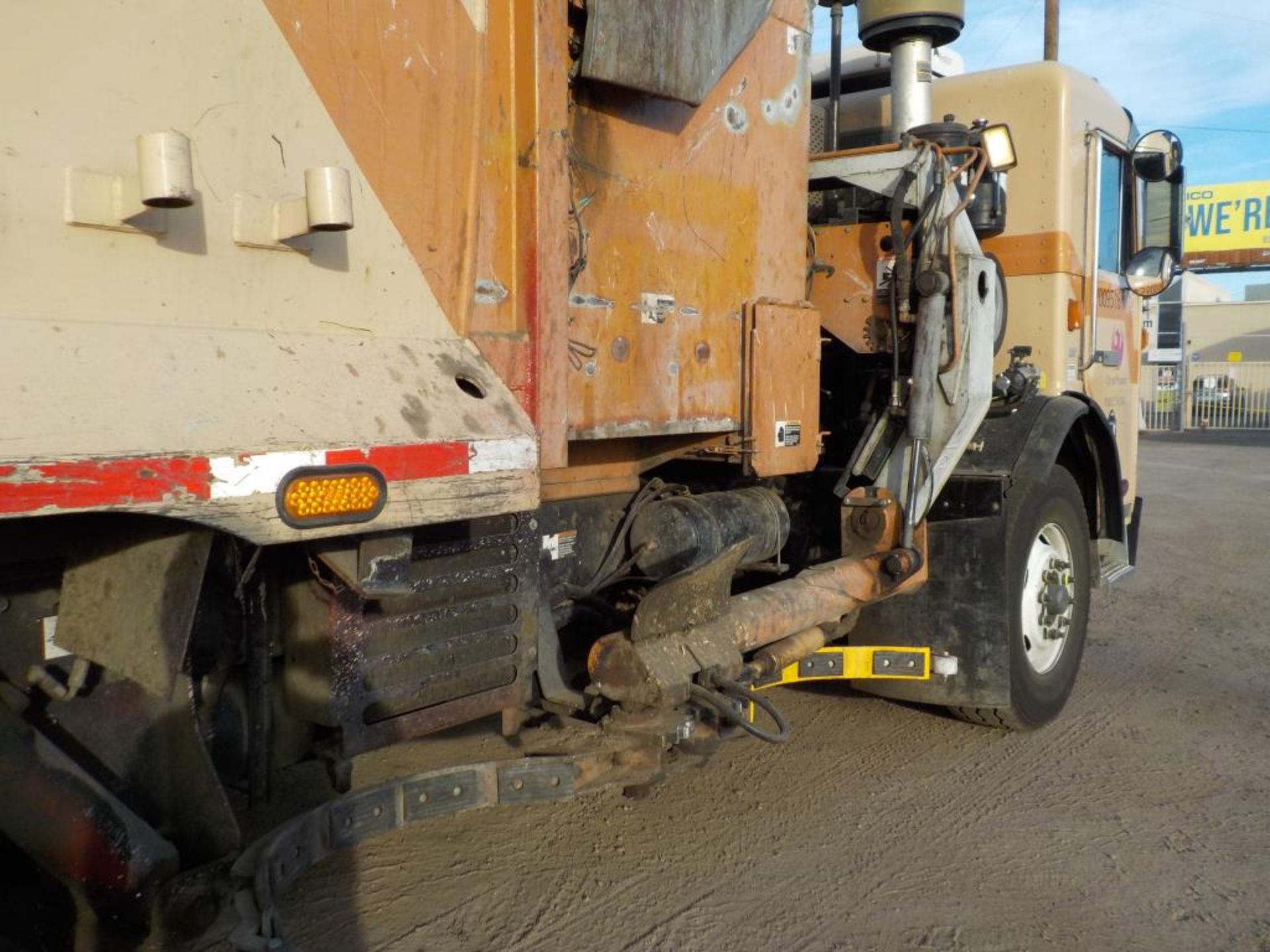 2011 Peterbilt 320 Garbage Truck - Image 5 of 9