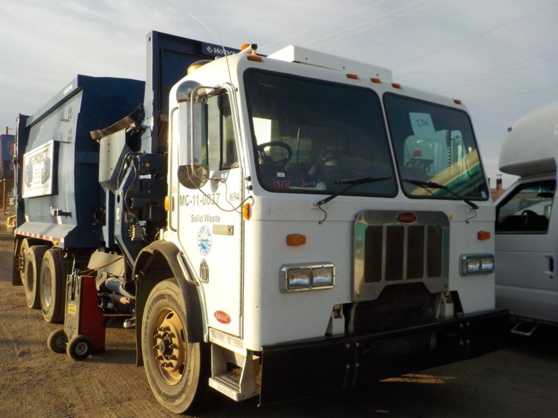 2012 Peterbilt 320 Garbage Truck - Image 2 of 8