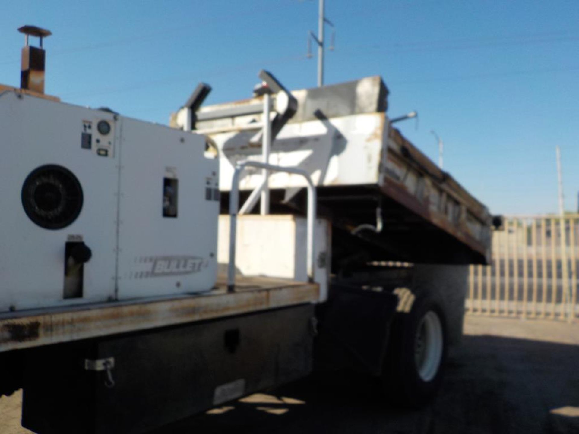 2002 Freightliner Asphalt Dump Truck - Image 8 of 9