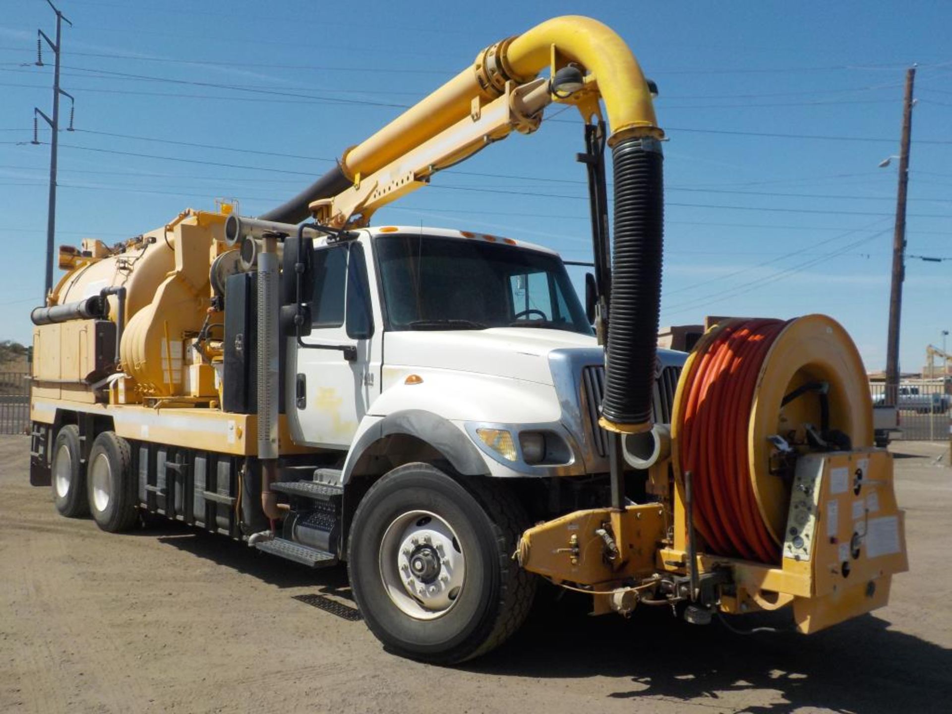 2005 International Sewer Vacuum Truck - Image 2 of 9