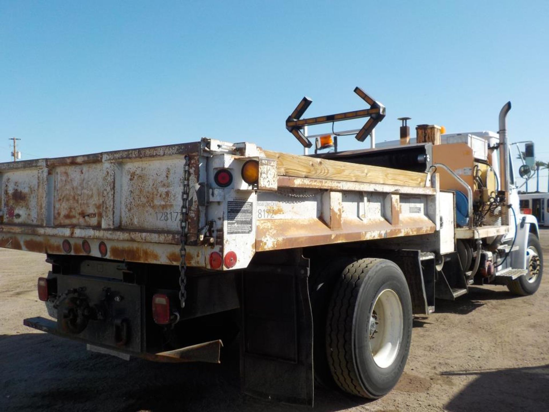 2002 Freightliner Asphalt Dump Truck - Image 3 of 9