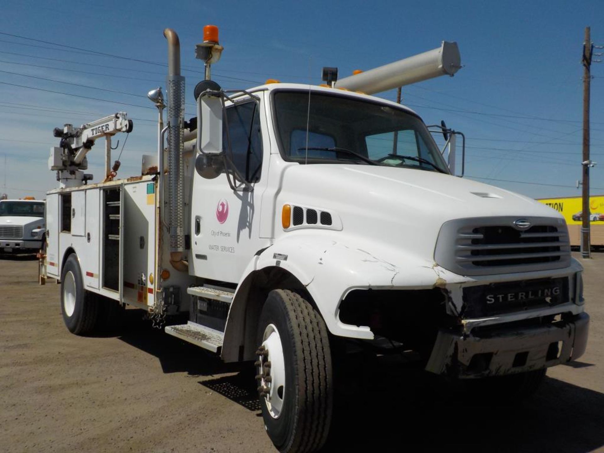 2001 Sterling M7500 Utility Truck - Image 2 of 8