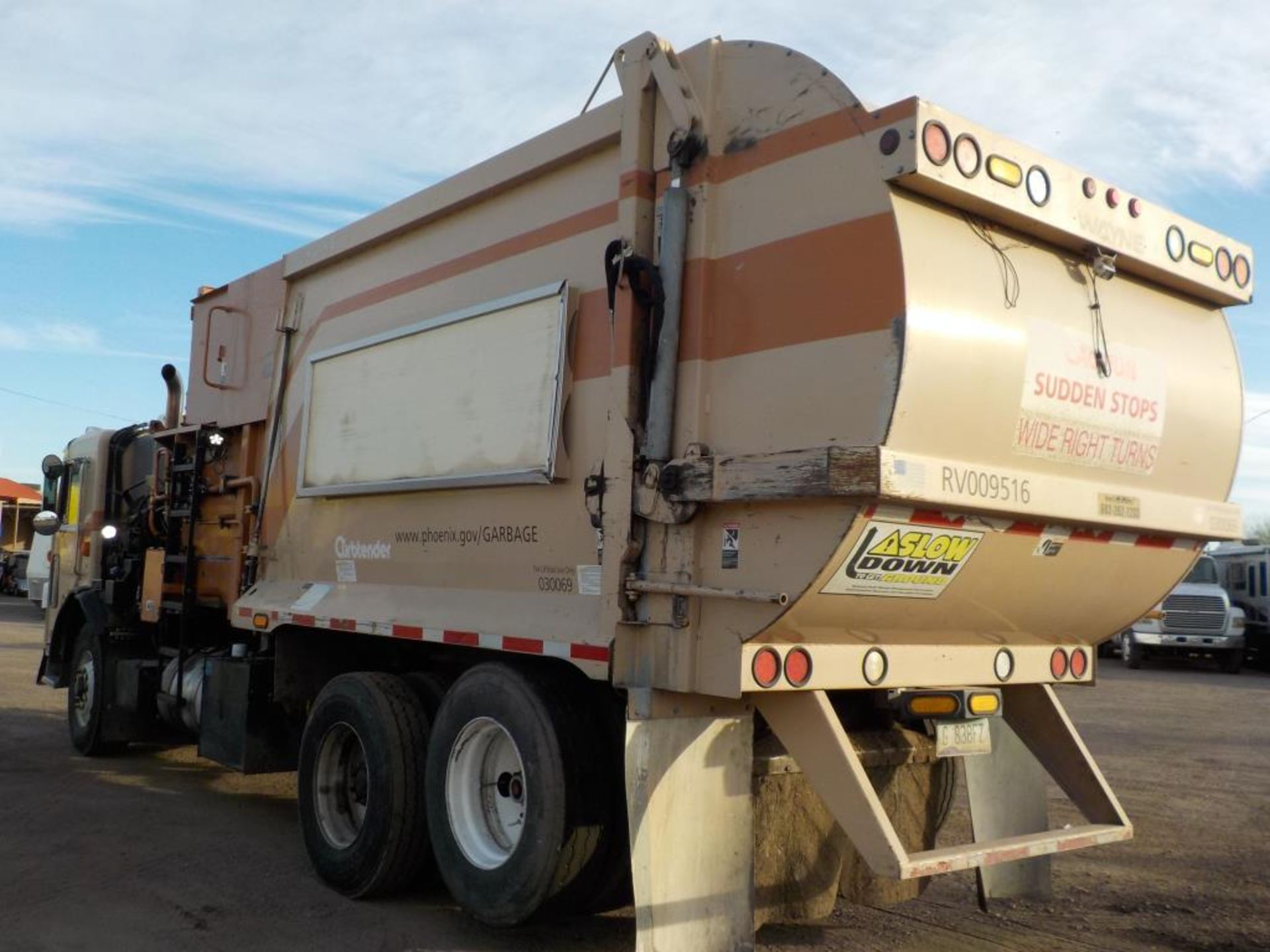 2011 Peterbilt 320 Garbage Truck - Image 3 of 9