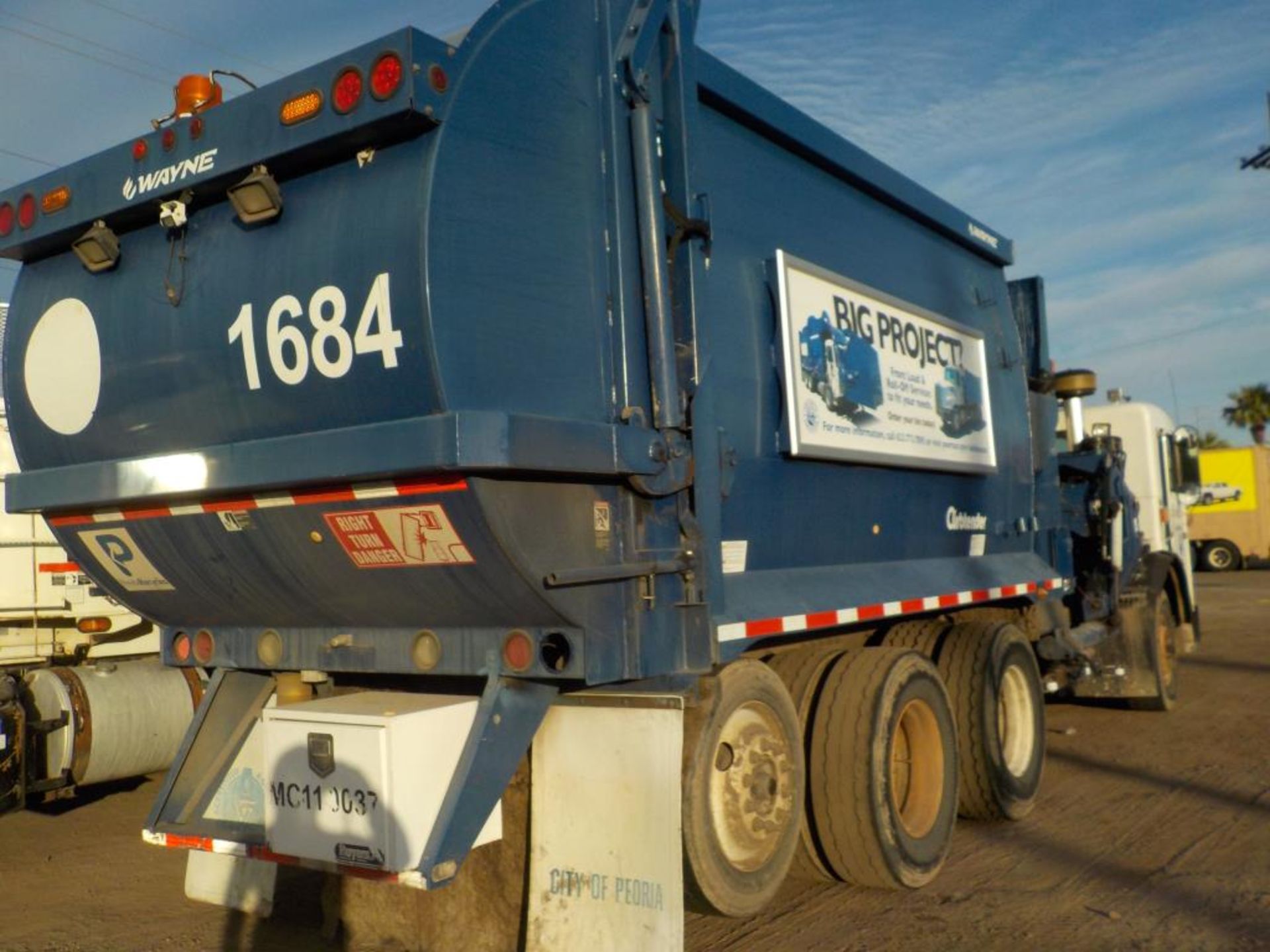 2012 Peterbilt 320 Garbage Truck - Image 3 of 8