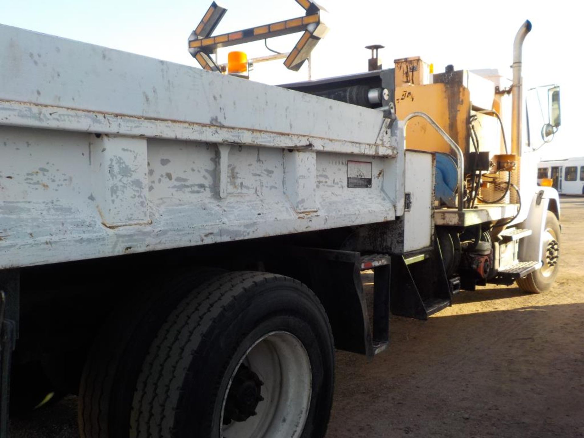 2002 Freightliner Asphalt Dump Truck - Image 3 of 7