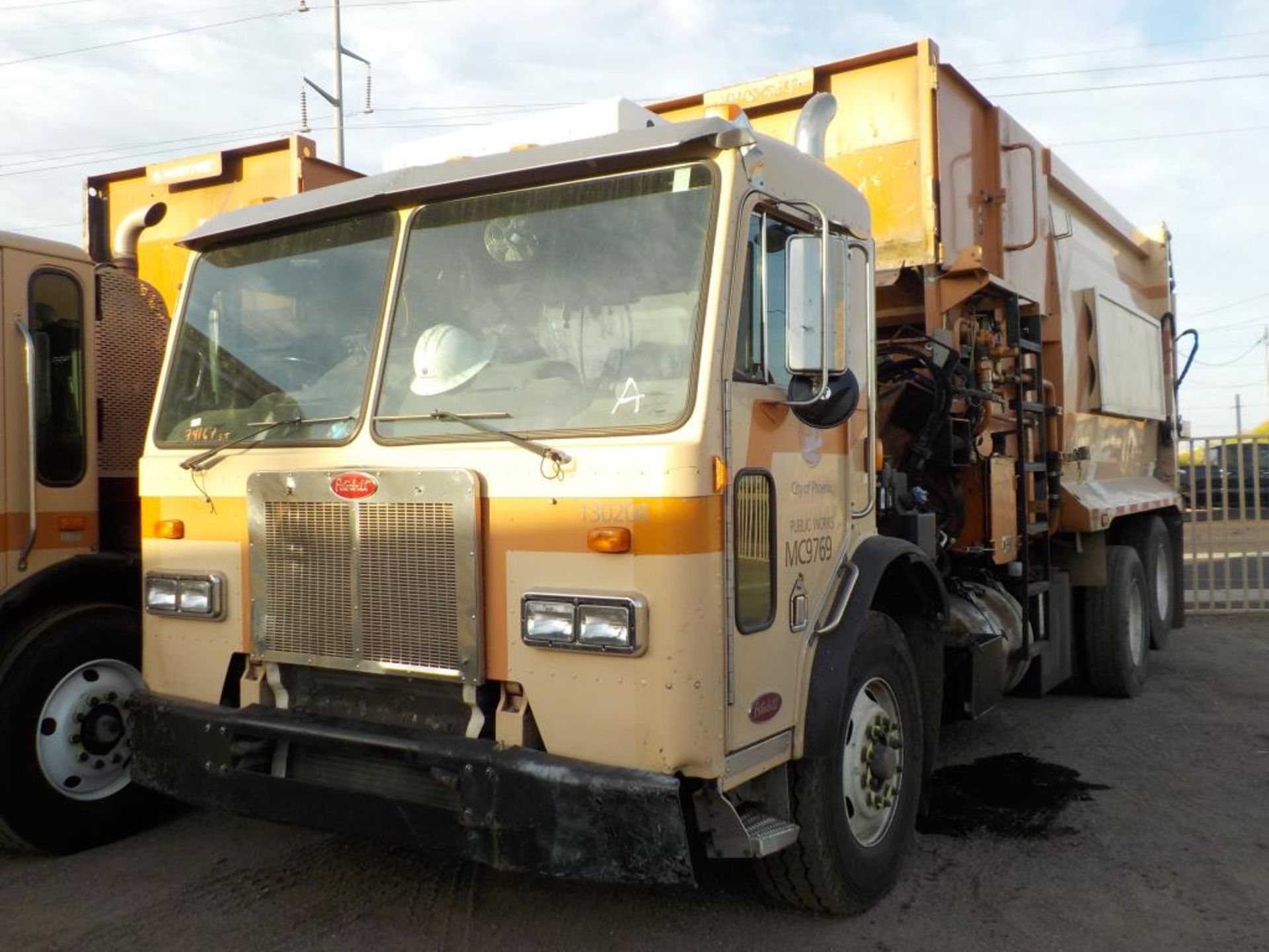 2011 Peterbilt 320 Garbage Truck - Image 2 of 8