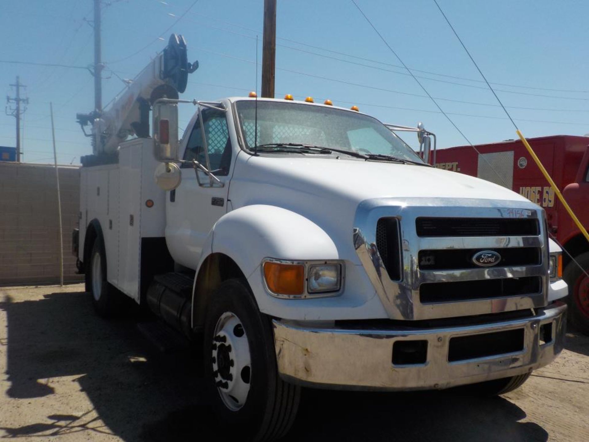 2005 Ford F-750 Utility Truck - Image 2 of 8