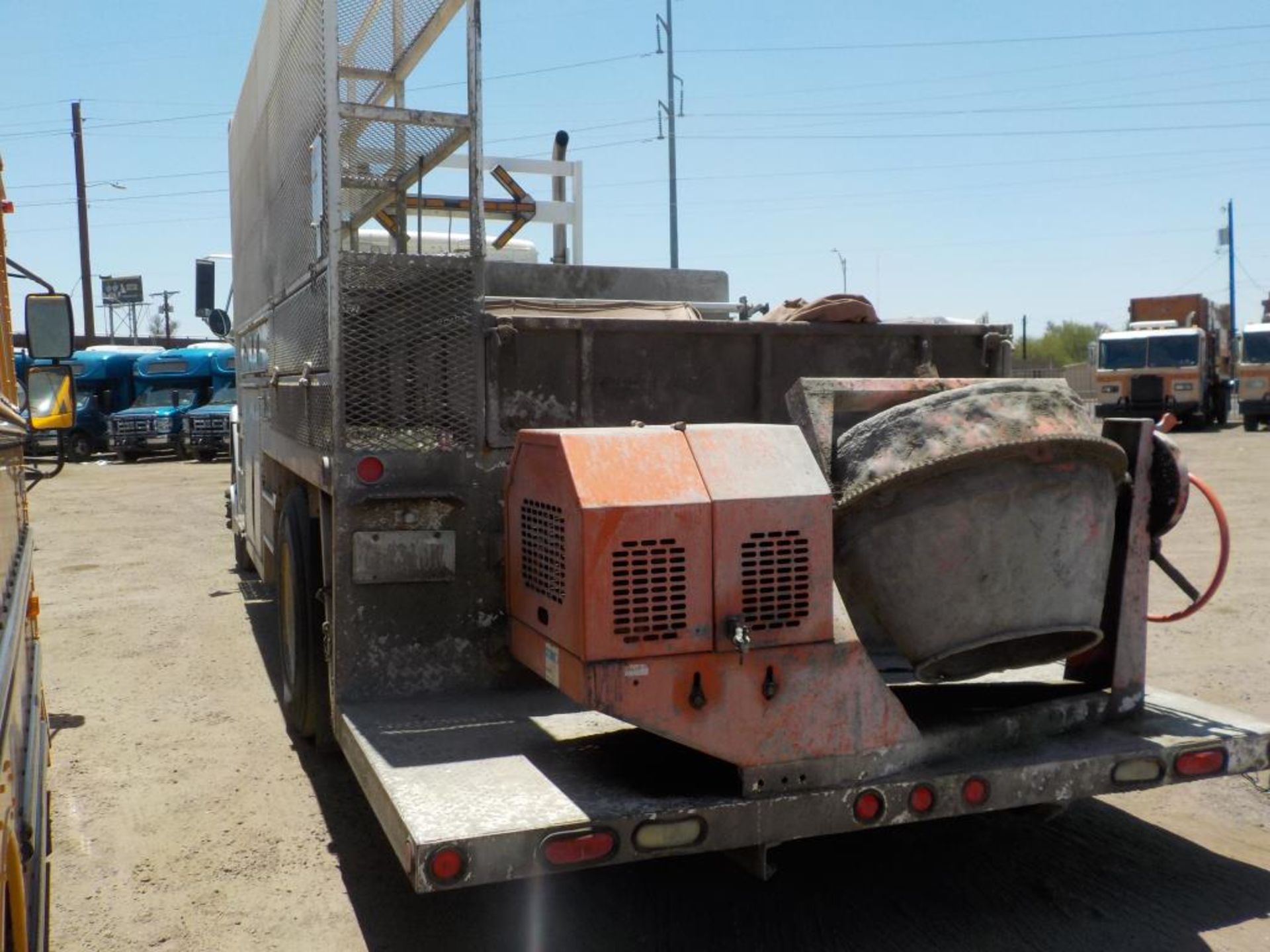 (Lot # 3915) - 2003 Freightliner FL70 Utility Truck - Image 4 of 7