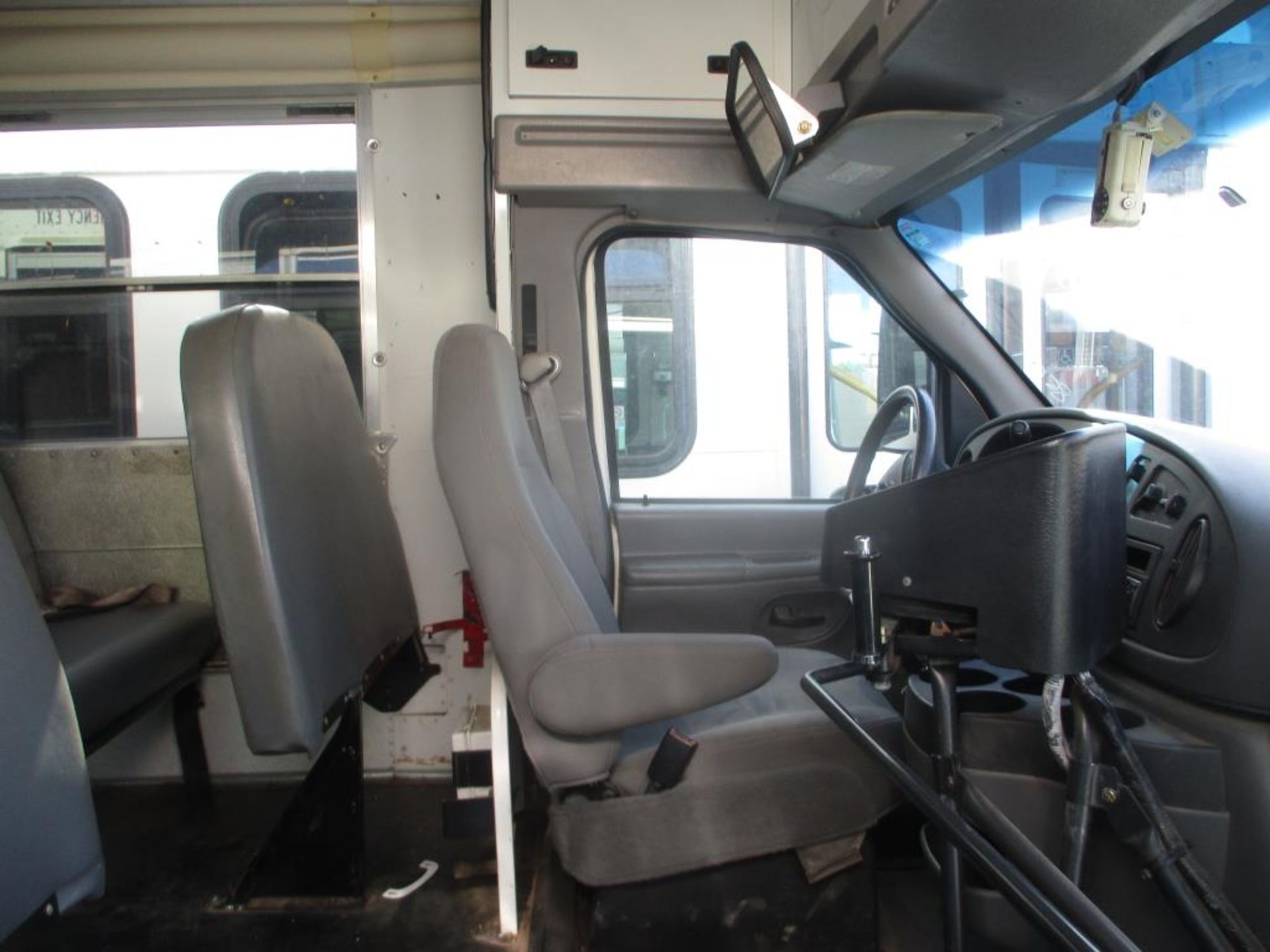 (Lot # 3921) - 2008 Ford E-Series School Bus - Image 5 of 12
