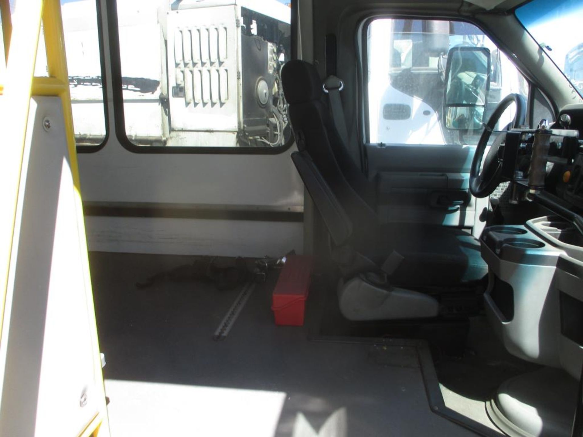 (Lot # 3941) - 2013 Ford E-Series Shuttle Bus - Image 8 of 13