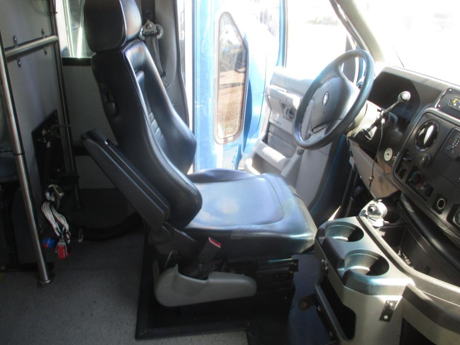 (Lot # 3939) - 2013 Ford E-450 SD Shuttle Bus - Image 8 of 15