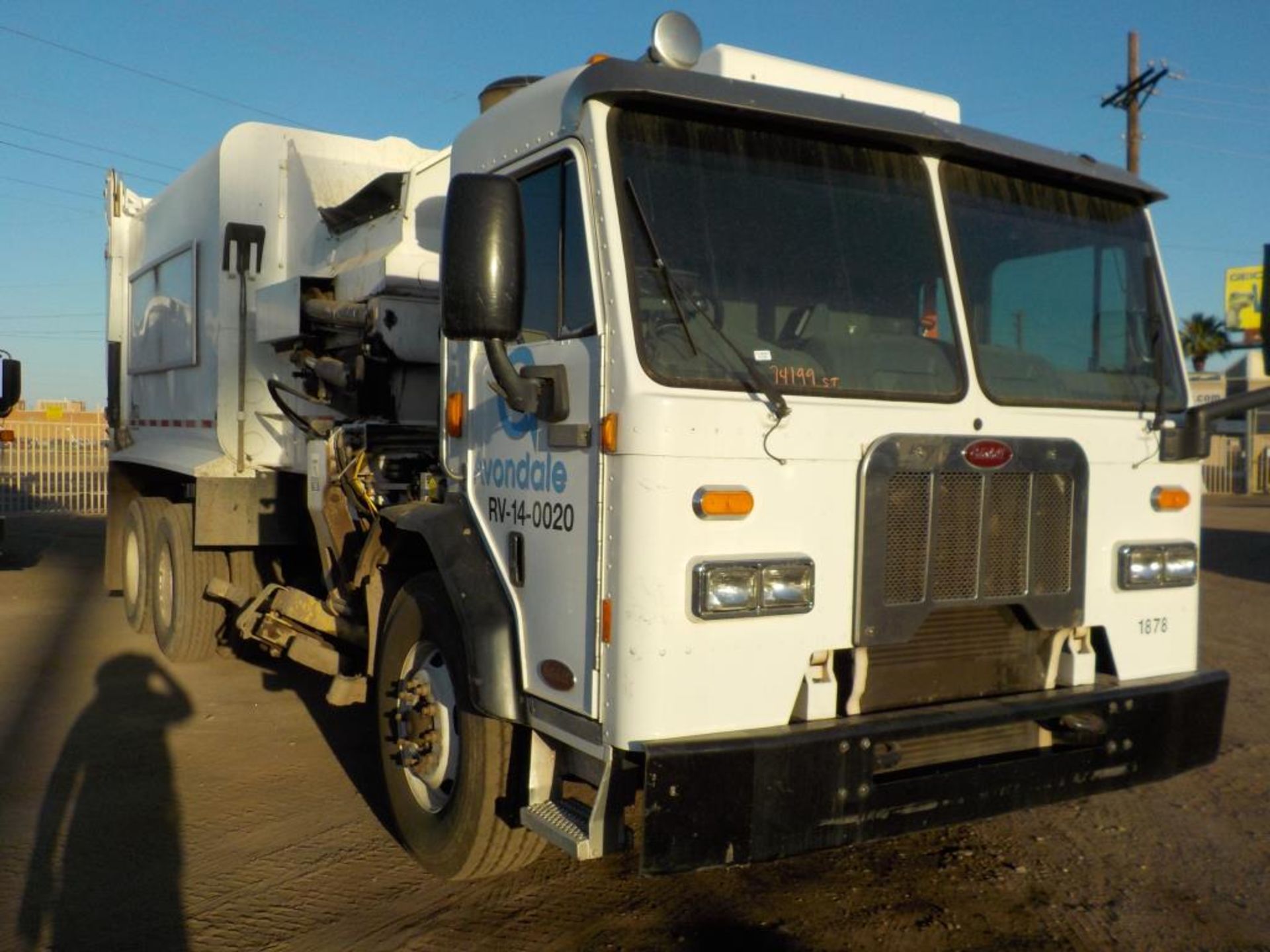 (Lot # 3946) - 2014 Peterbilt 320 Garbage Truck