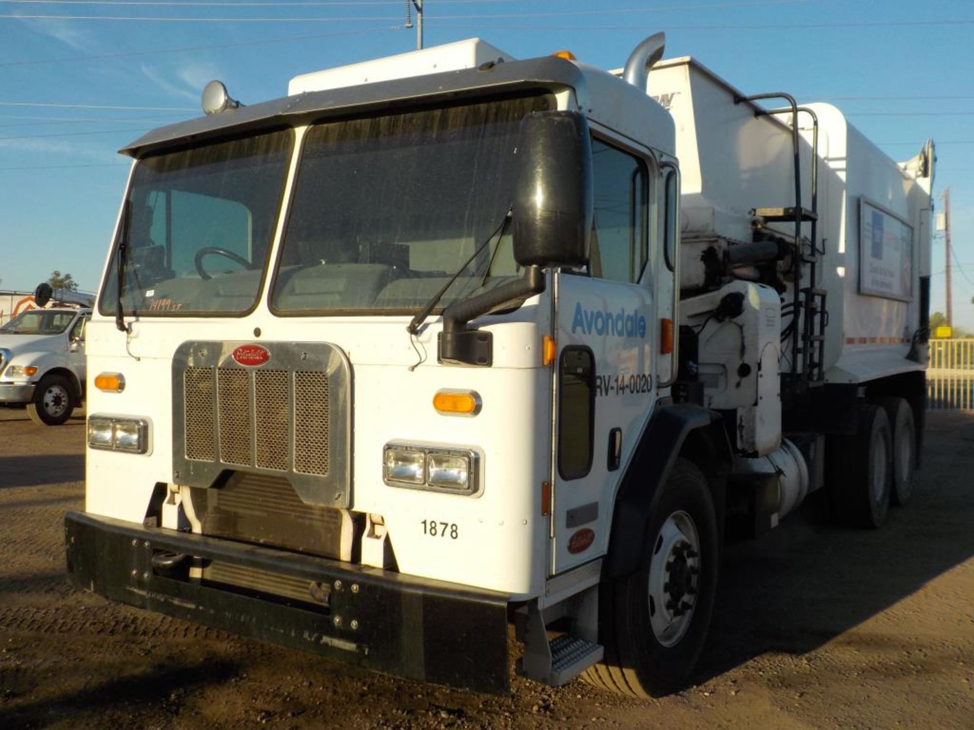 (Lot # 3946) - 2014 Peterbilt 320 Garbage Truck - Image 3 of 9