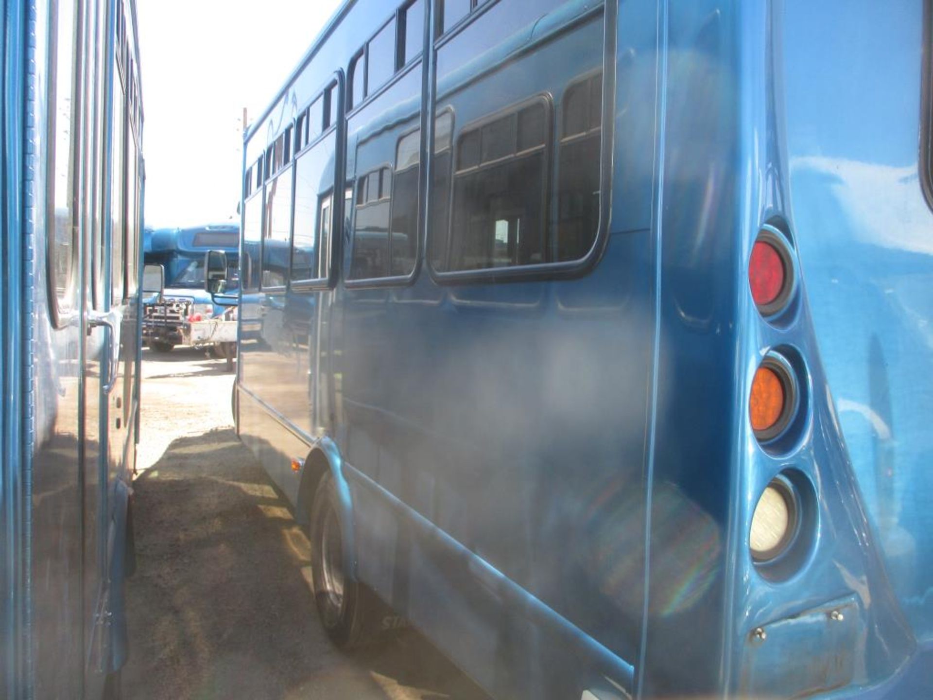 (Lot # 3939) - 2013 Ford E-450 SD Shuttle Bus - Image 3 of 15