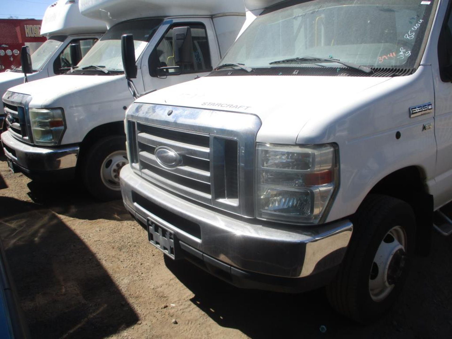 (Lot # 3941) - 2013 Ford E-Series Shuttle Bus - Image 2 of 13