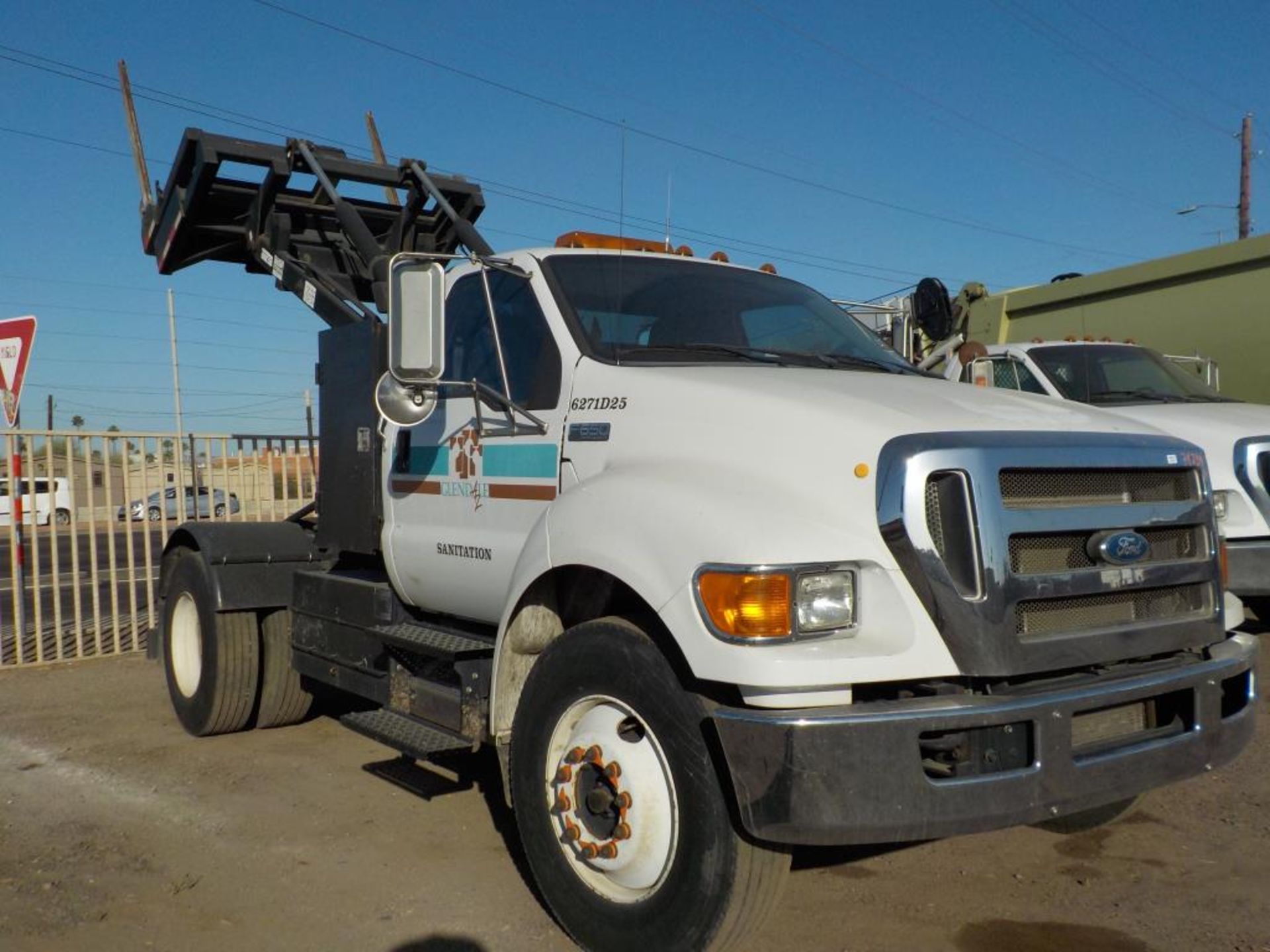 (Lot # 3945) - 2008 Ford F-650 Container Carrier - Image 2 of 8