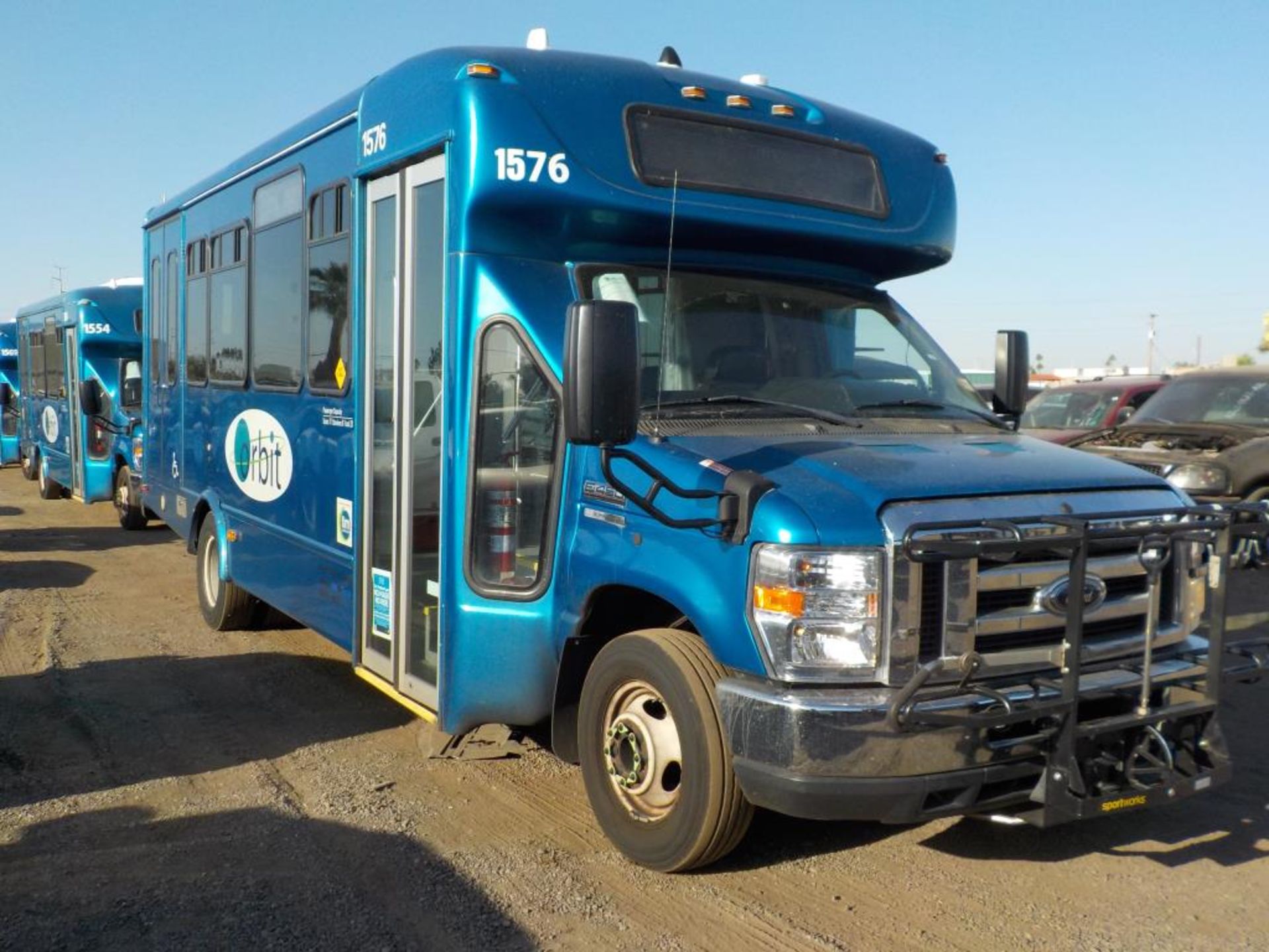 (Lot # 3932) - 2013 Ford E-450 SD Shuttle Bus - Image 2 of 9