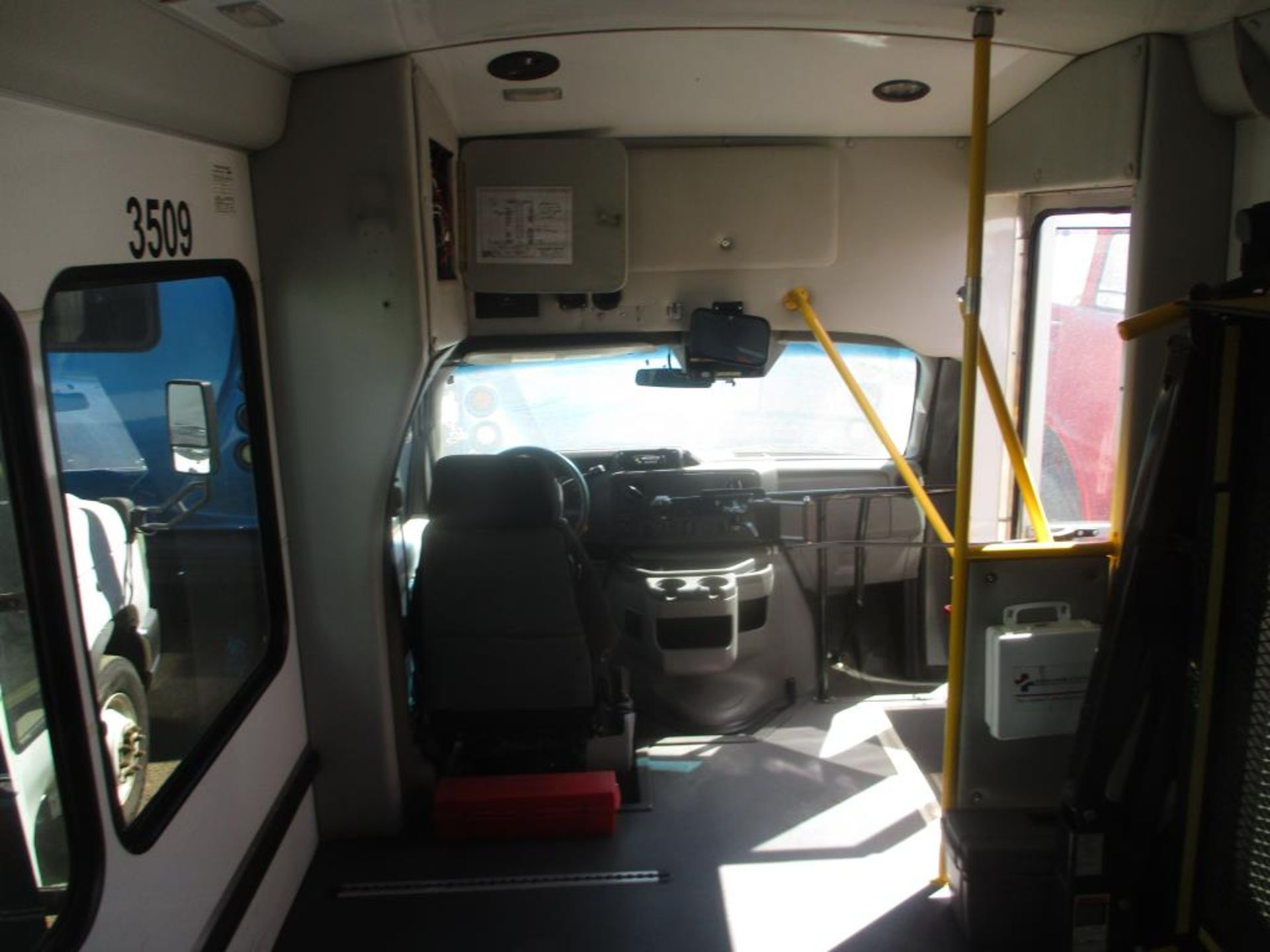 (Lot # 3937) - 2014 Ford E-Series Shuttle Bus - Image 10 of 14