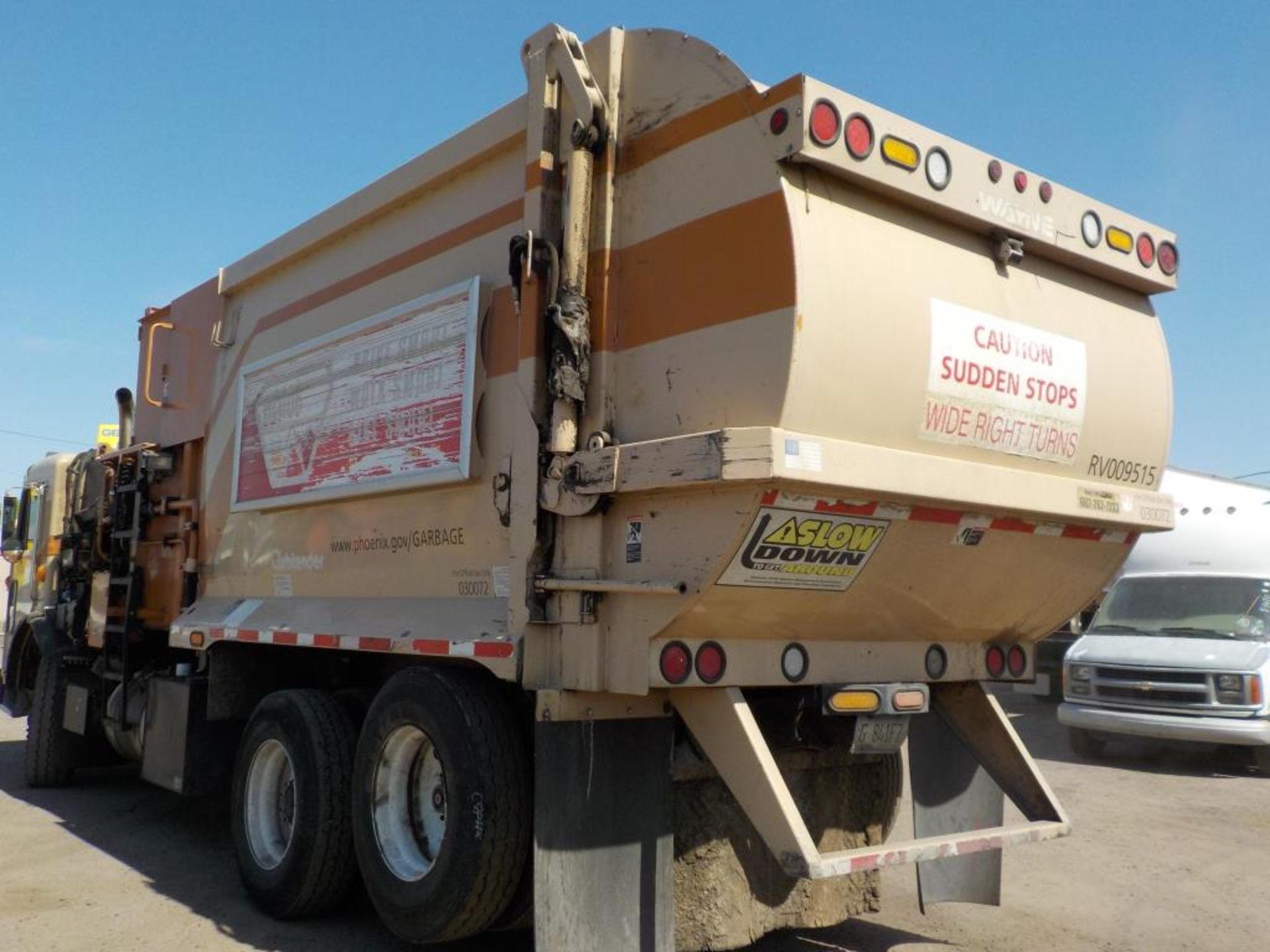 (Lot # 3910) - 2011 Peterbilt 320 Garbage Truck - Image 3 of 7