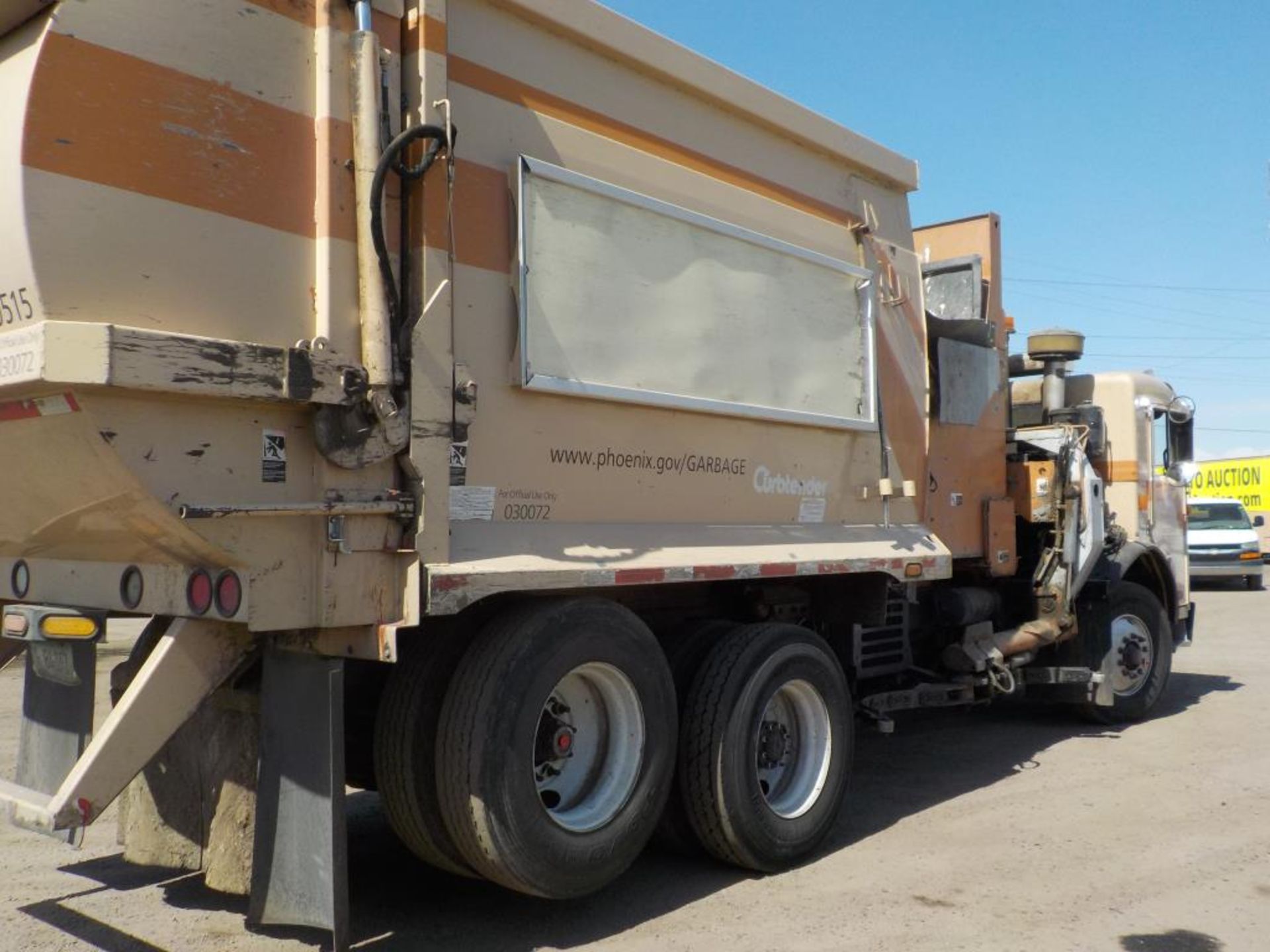 (Lot # 3910) - 2011 Peterbilt 320 Garbage Truck - Image 4 of 7