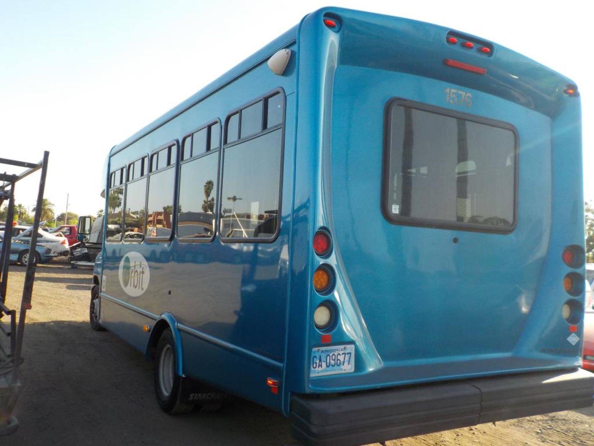 (Lot # 3932) - 2013 Ford E-450 SD Shuttle Bus - Image 5 of 9