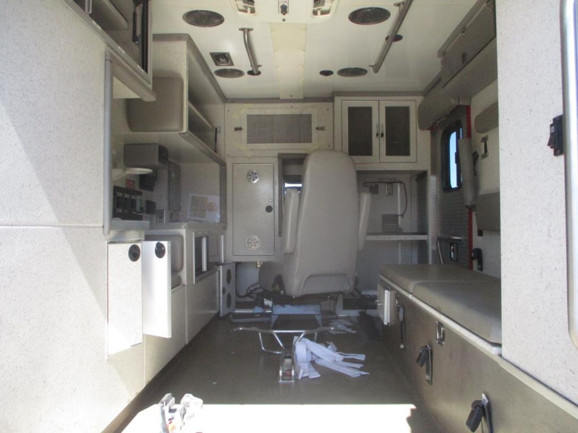 (Lot # 3927) - 2009 Chevrolet C4500 Ambulance - Image 12 of 12