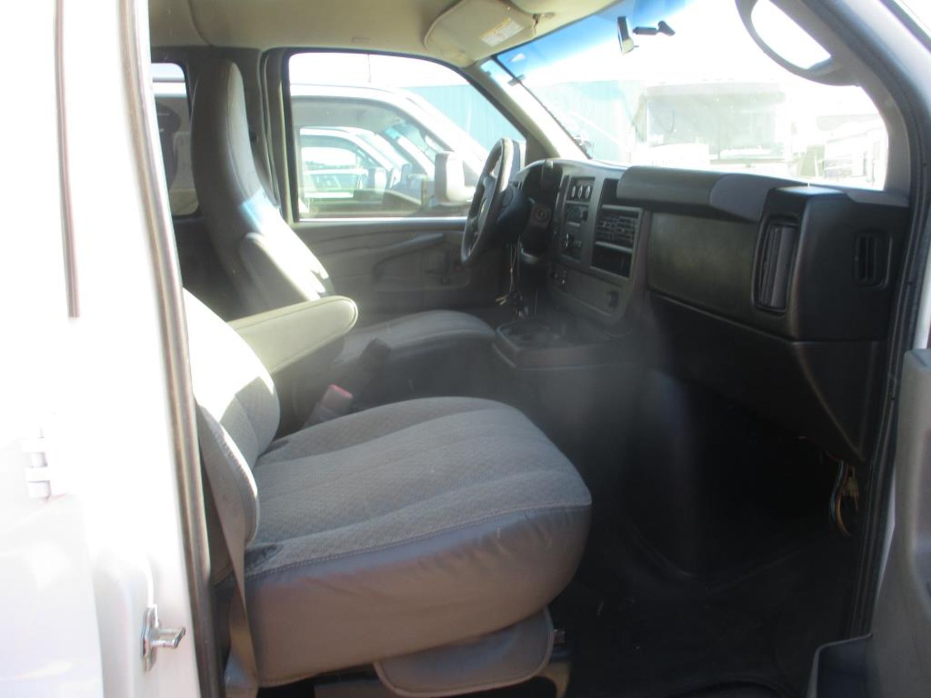 (Lot # 3900) - 2012 Chevrolet Express G1500 - Image 5 of 10