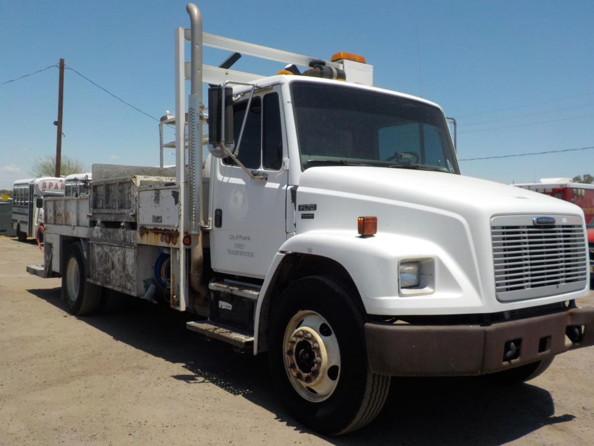 (Lot # 3915) - 2003 Freightliner FL70 Utility Truck - Image 2 of 7