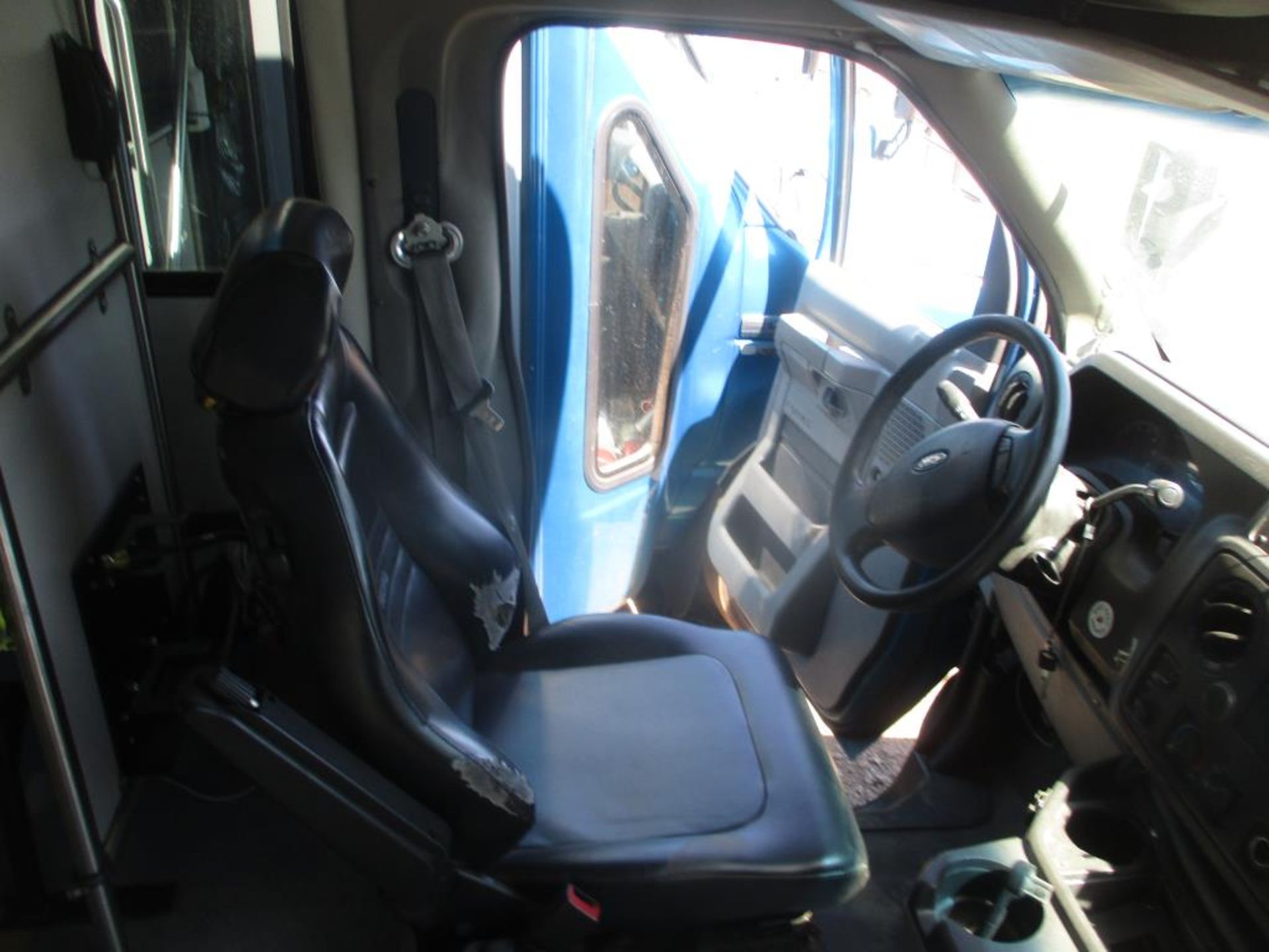 (Lot # 3940) - 2013 Ford E-450 SD Shuttle Bus - Image 8 of 14