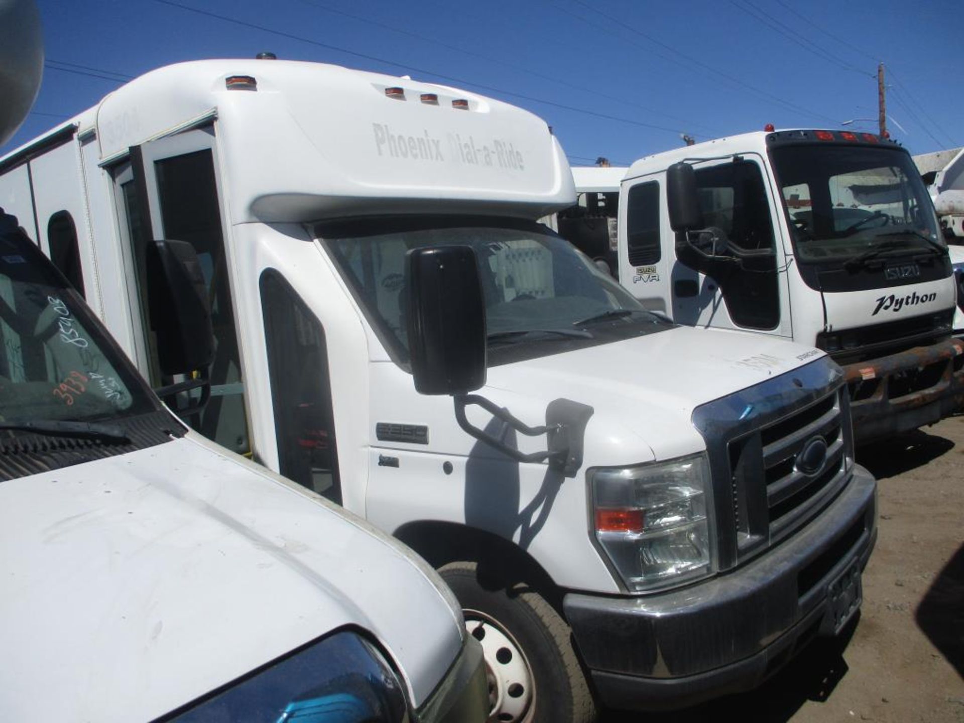 (Lot # 3941) - 2013 Ford E-Series Shuttle Bus - Image 6 of 13