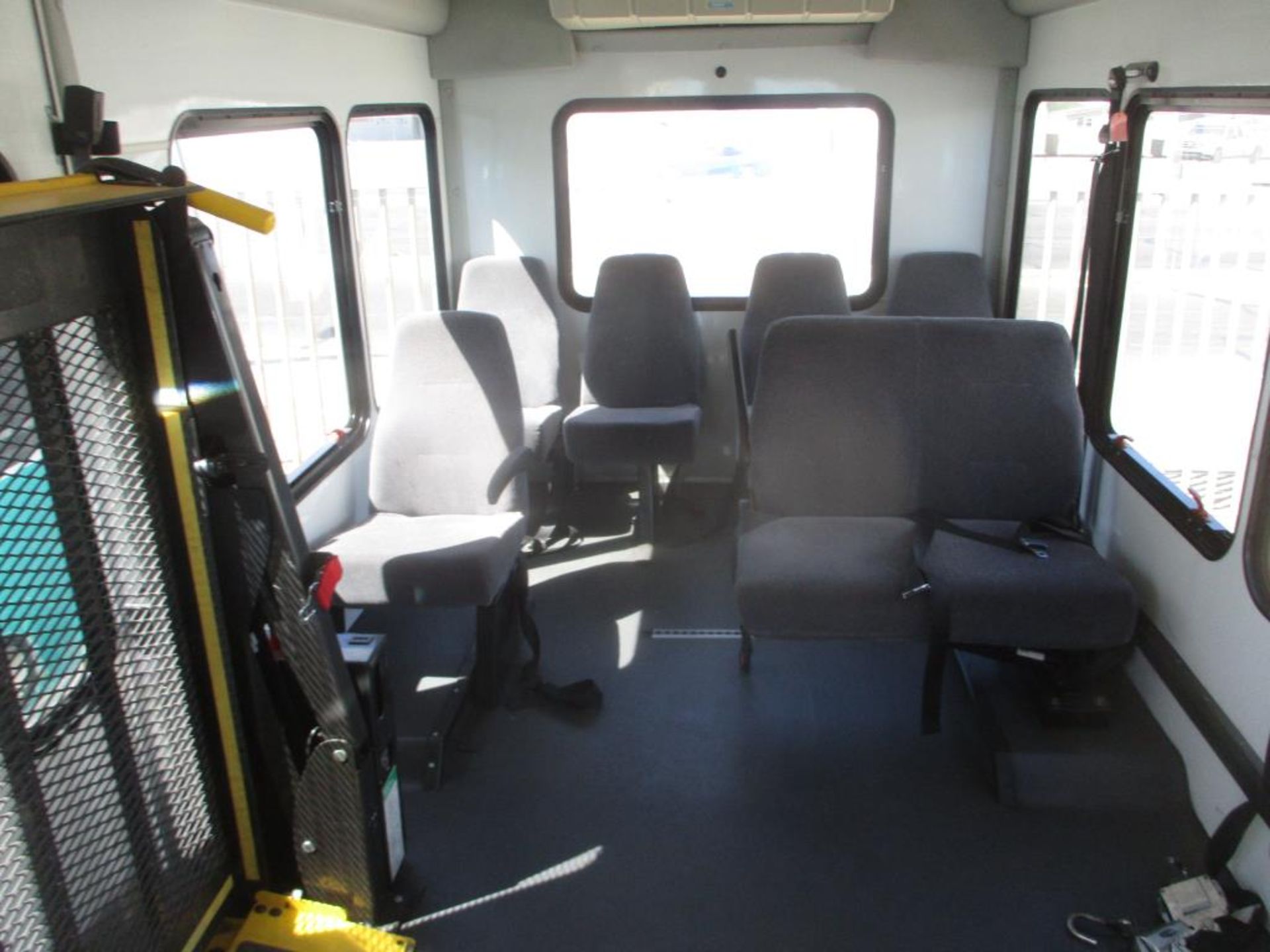 (Lot # 3941) - 2013 Ford E-Series Shuttle Bus - Image 9 of 13