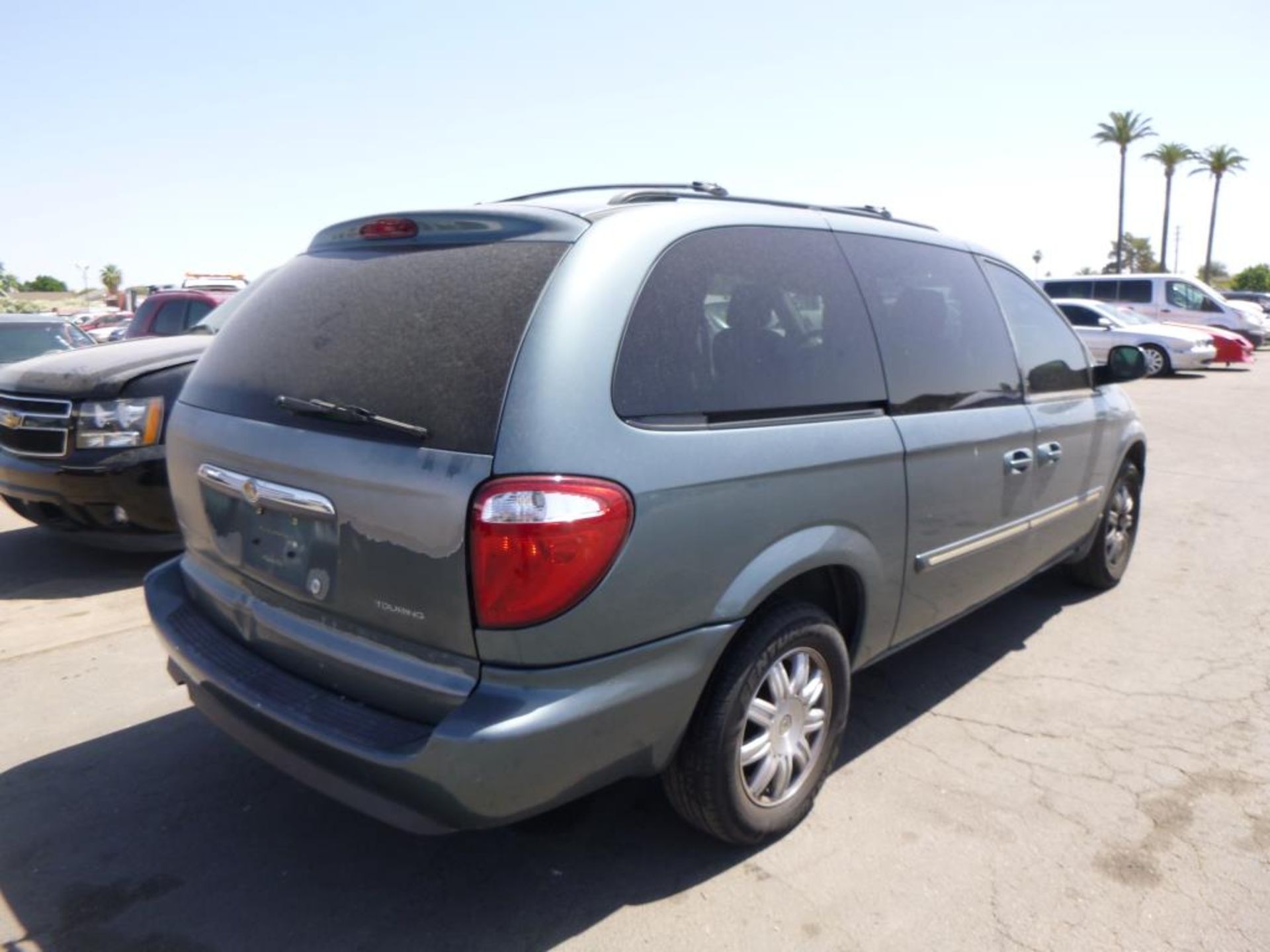 (Lot # 3402) 2006 Chrysler Town &amp; Country - Image 4 of 16