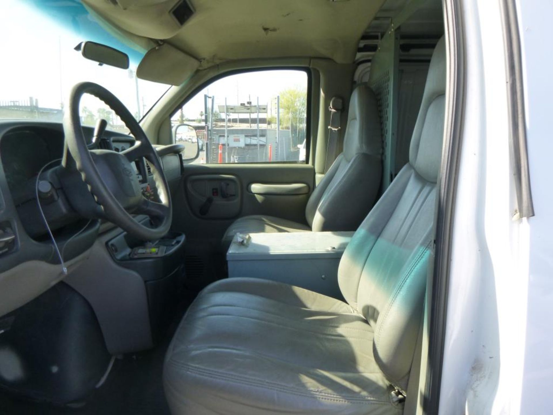 (Lot # 3452) 1999 Chevrolet Express G2500 - Image 11 of 14