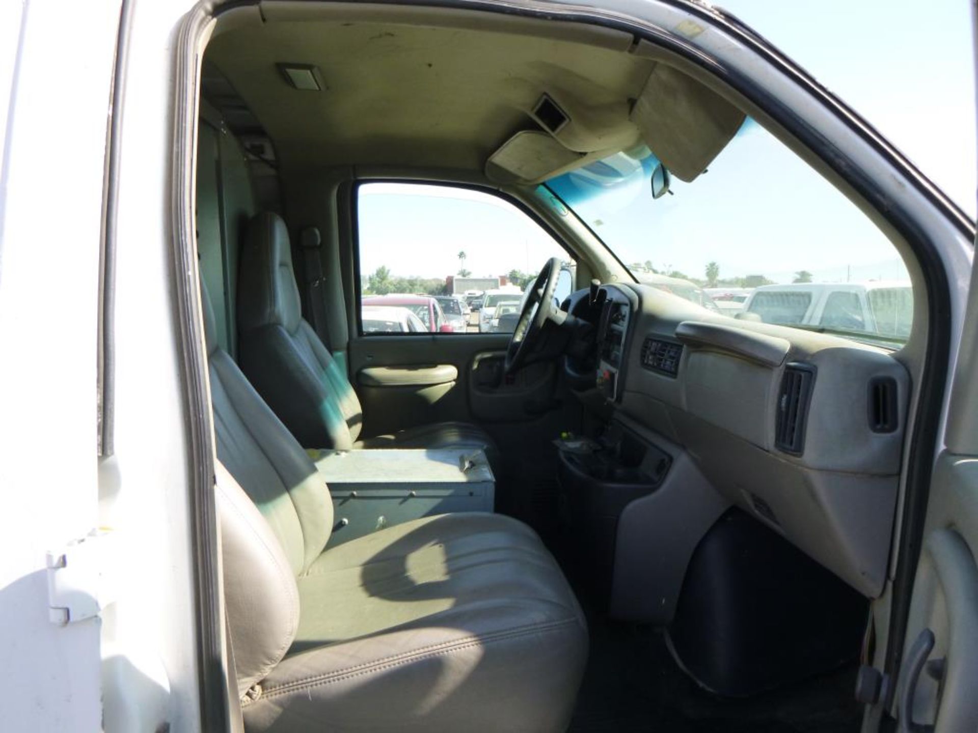 (Lot # 3452) 1999 Chevrolet Express G2500 - Image 10 of 14