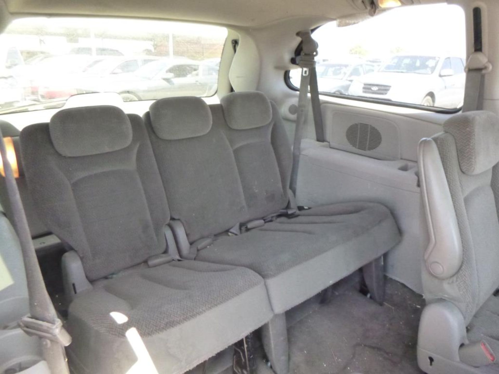 (Lot # 3402) 2006 Chrysler Town &amp; Country - Image 10 of 16