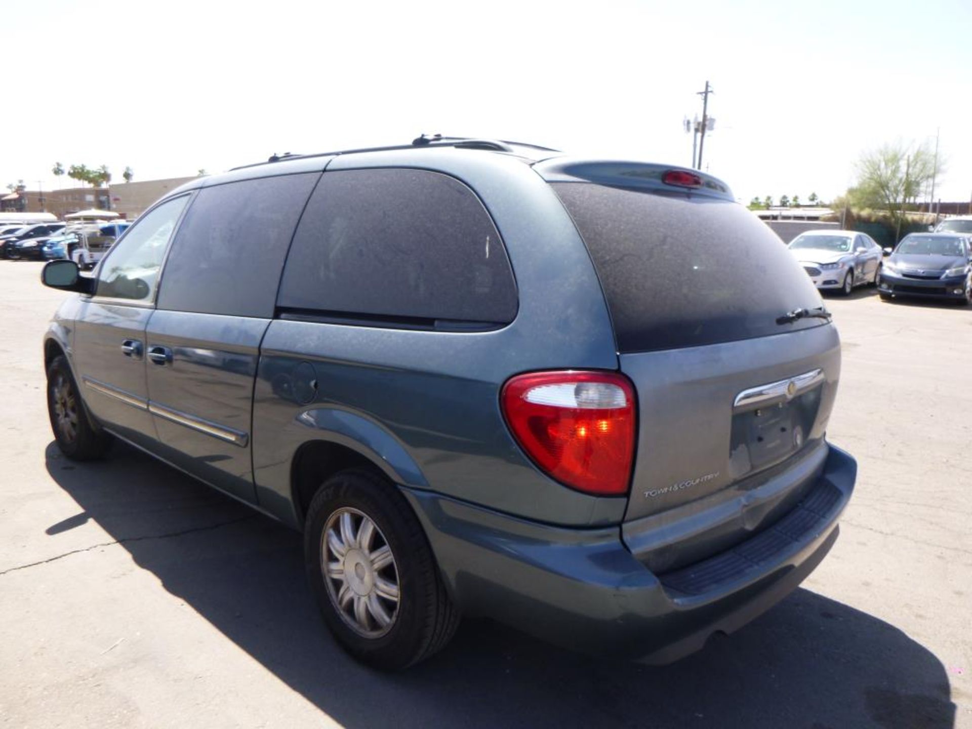 (Lot # 3402) 2006 Chrysler Town &amp; Country - Image 3 of 16