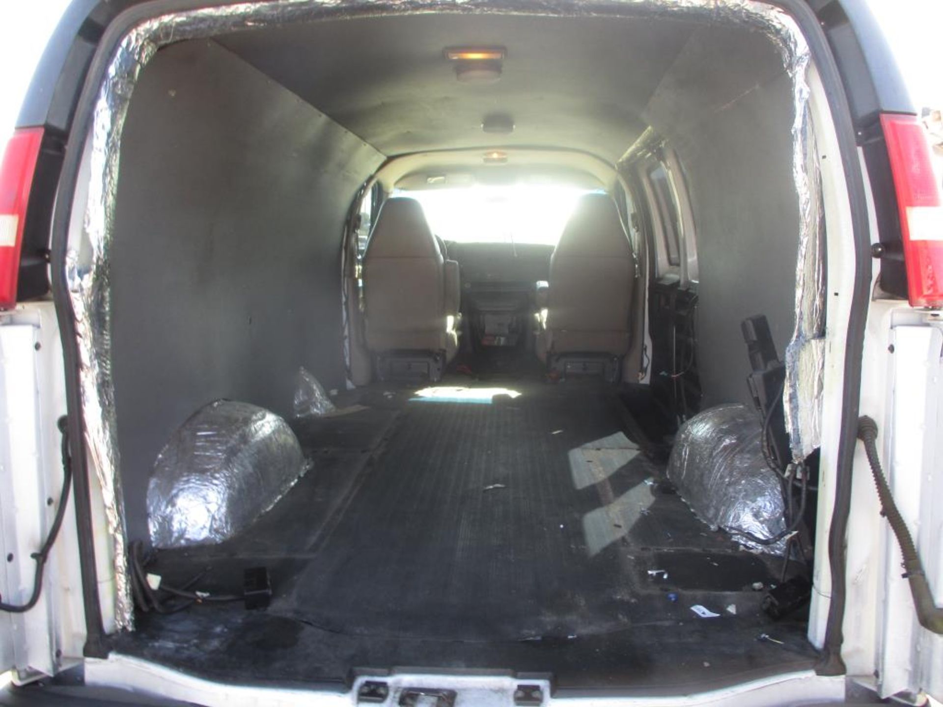 (Lot # 3466) 2006 Chevrolet Express G1500 Cargo Van - Image 10 of 11