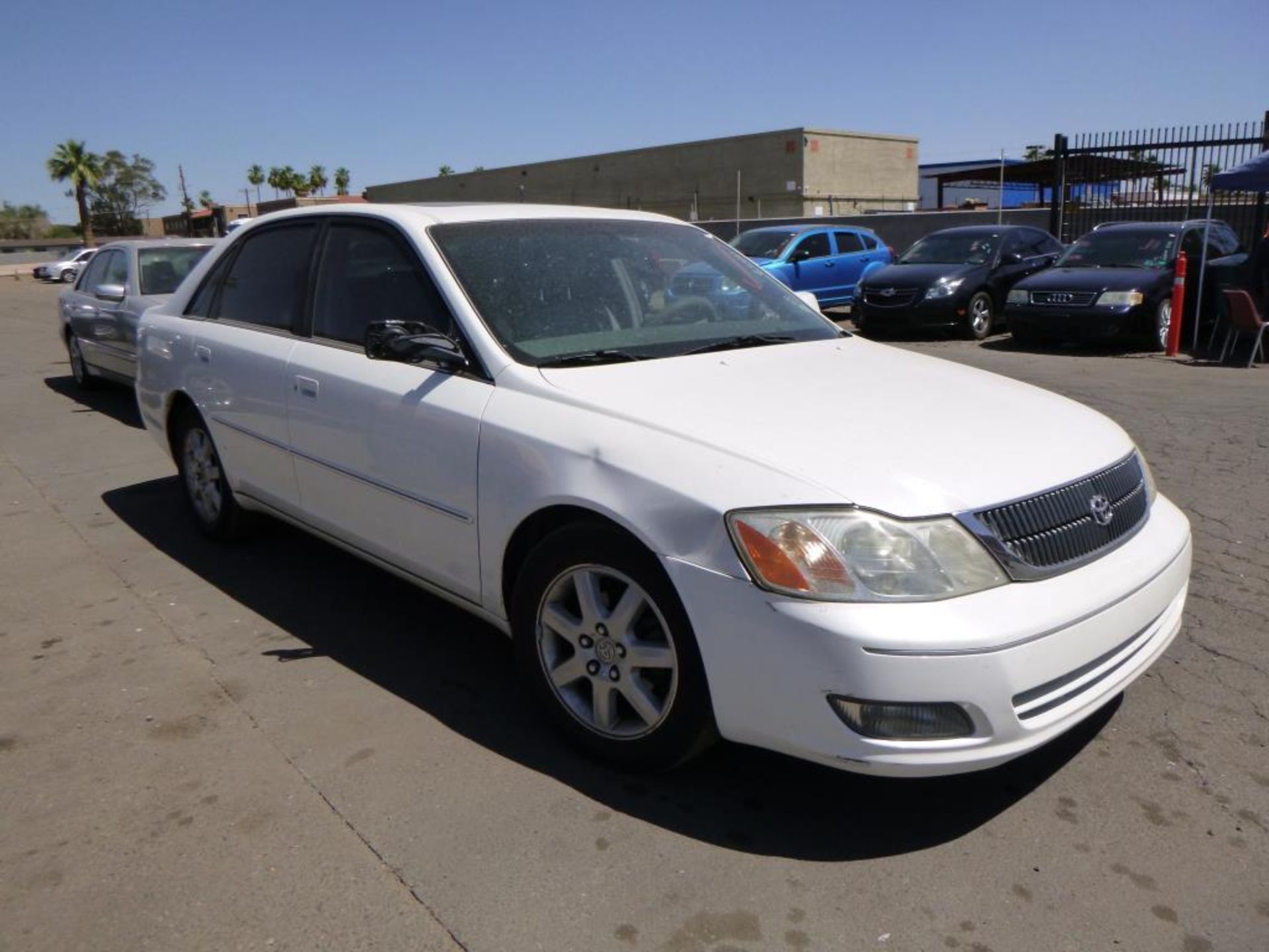 (Lot # 3313) 2000 Toyota Avalon - Image 5 of 14