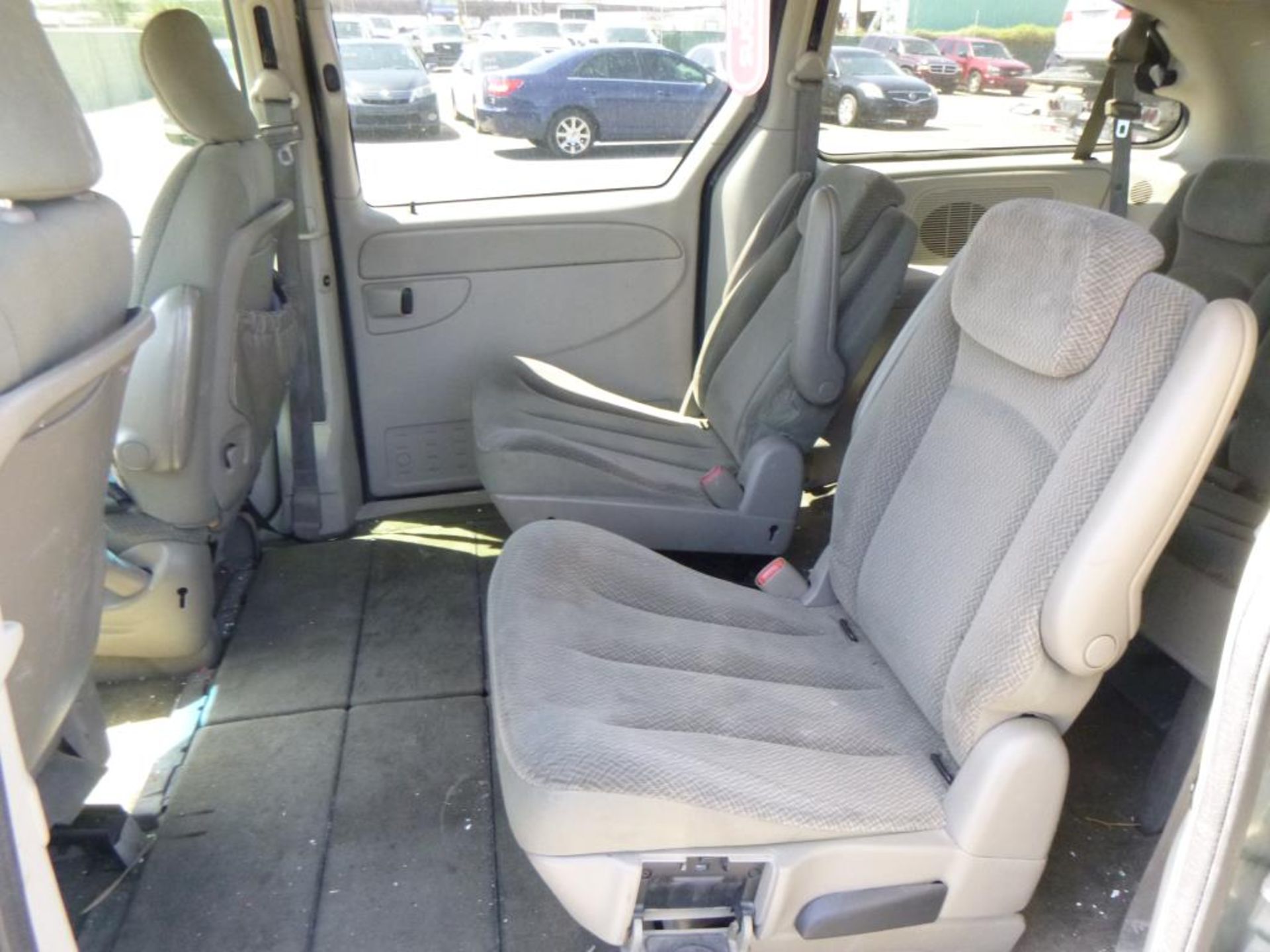 (Lot # 3402) 2006 Chrysler Town &amp; Country - Image 9 of 16