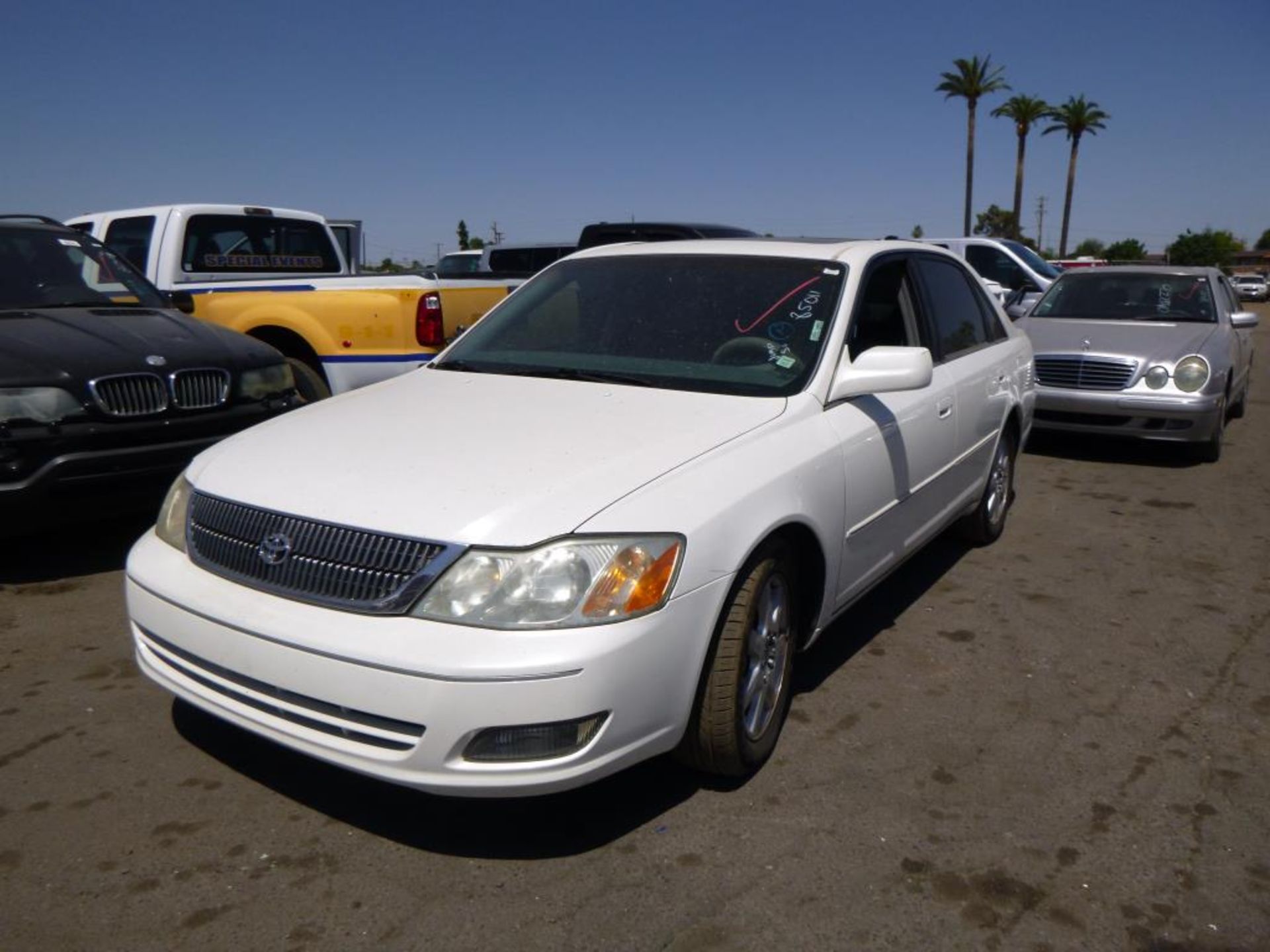 (Lot # 3313) 2000 Toyota Avalon