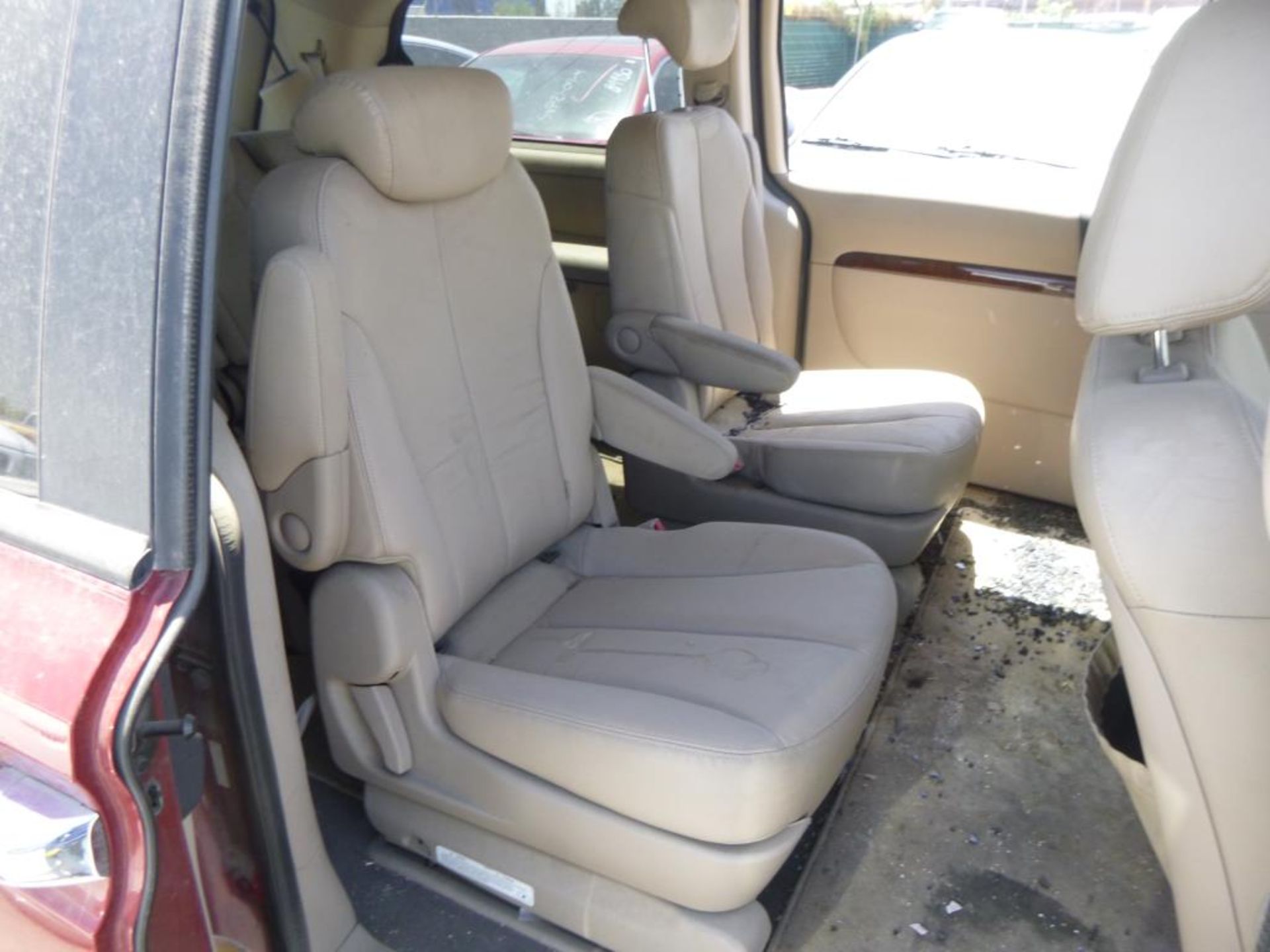 (Lot # 3481) 2008 Hyundai Entourage - Image 11 of 16