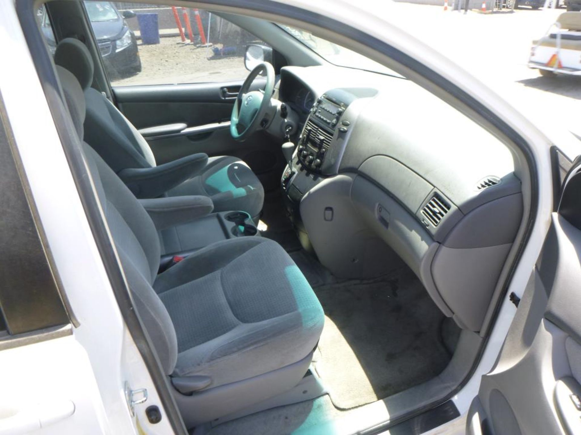 (Lot # 3451) 2006 Toyota Sienna - Image 7 of 13