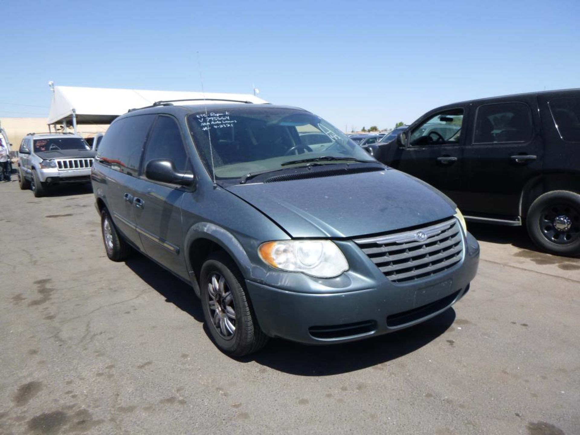 (Lot # 3402) 2006 Chrysler Town &amp; Country - Image 5 of 16