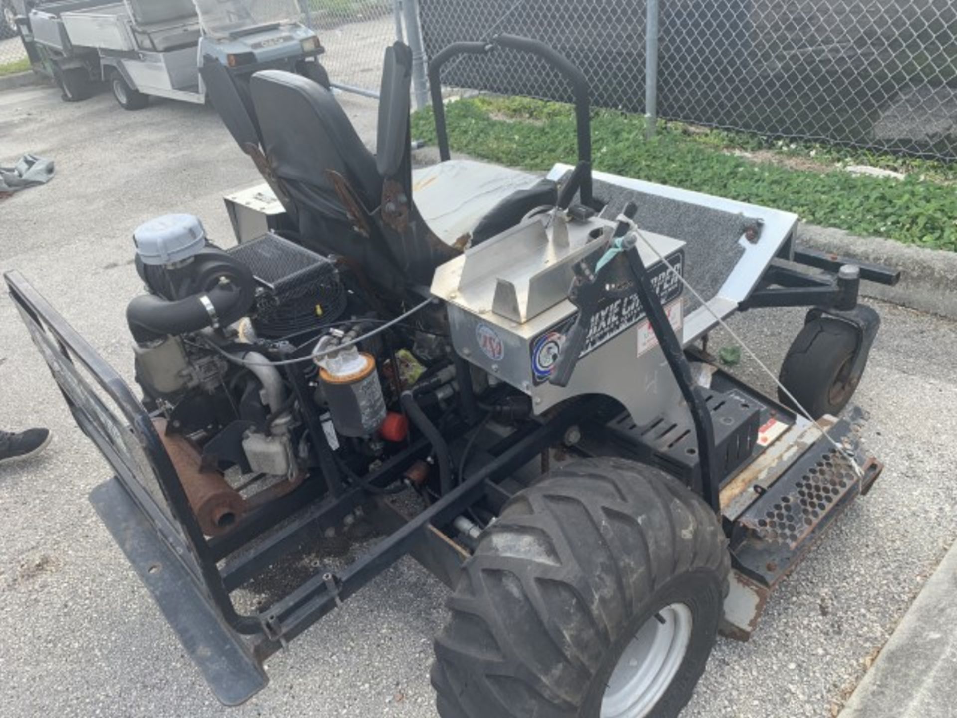 DIXIE CHOPPER XT3300 XTREME MOWCHINE MOWER - 72'' DECK - GENERAC OHVI 0060700 ENGINE (LOCATED IN HOL - Image 4 of 4