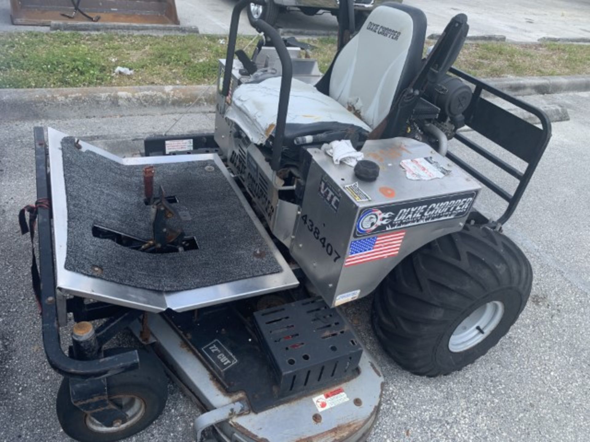 DIXIE CHOPPER XT3300 XTREME MOWCHINE MOWER - 72'' DECK - GENERAC OHVI 0060700 ENGINE (LOCATED IN HOL