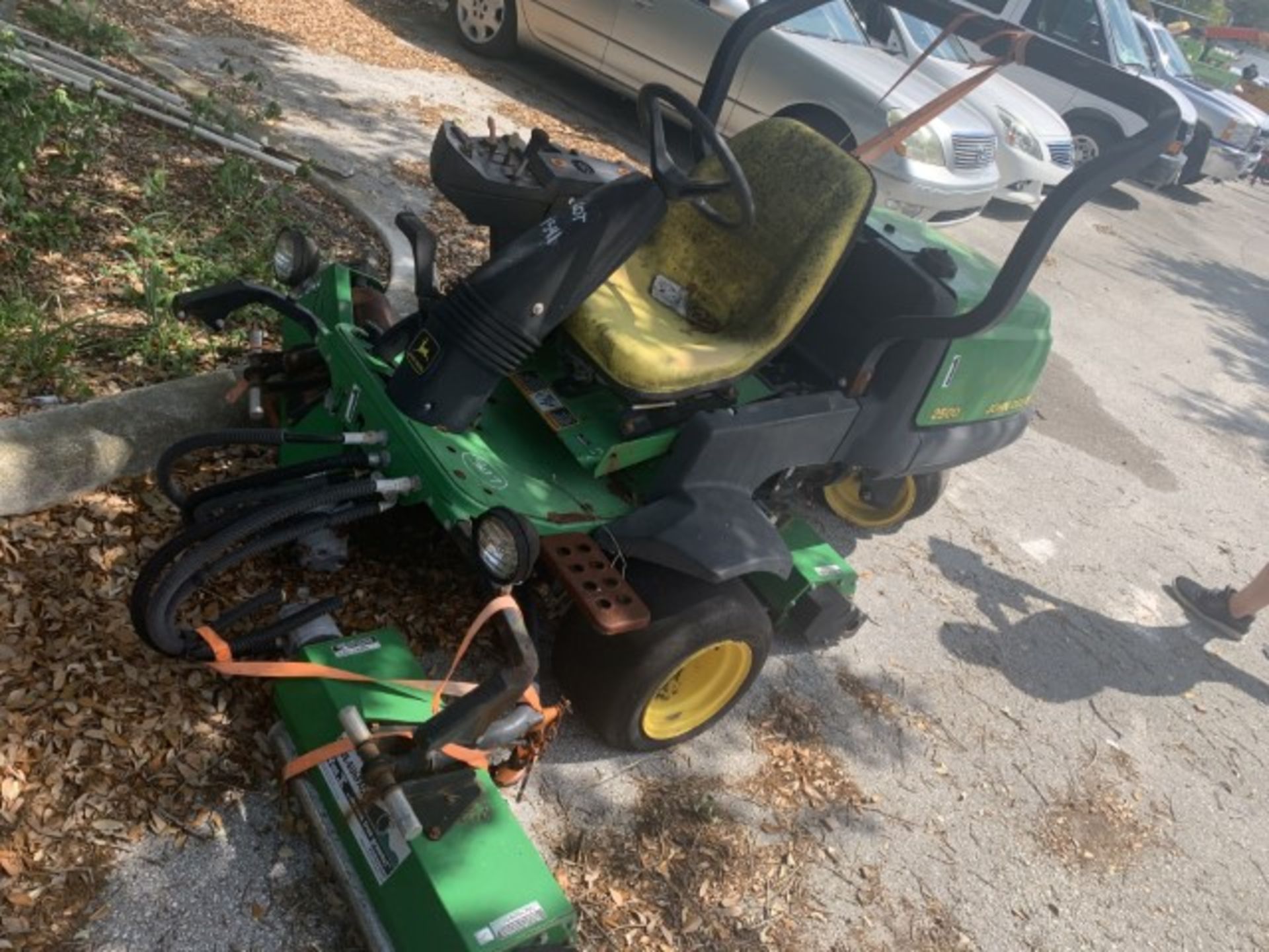 JOHN DEERE 2500 GREENS ROLLER - DIESEL ENGINE - LIQUID COOLED - 4,490 HOURS (LOCATED IN HOLLYWOOD FL